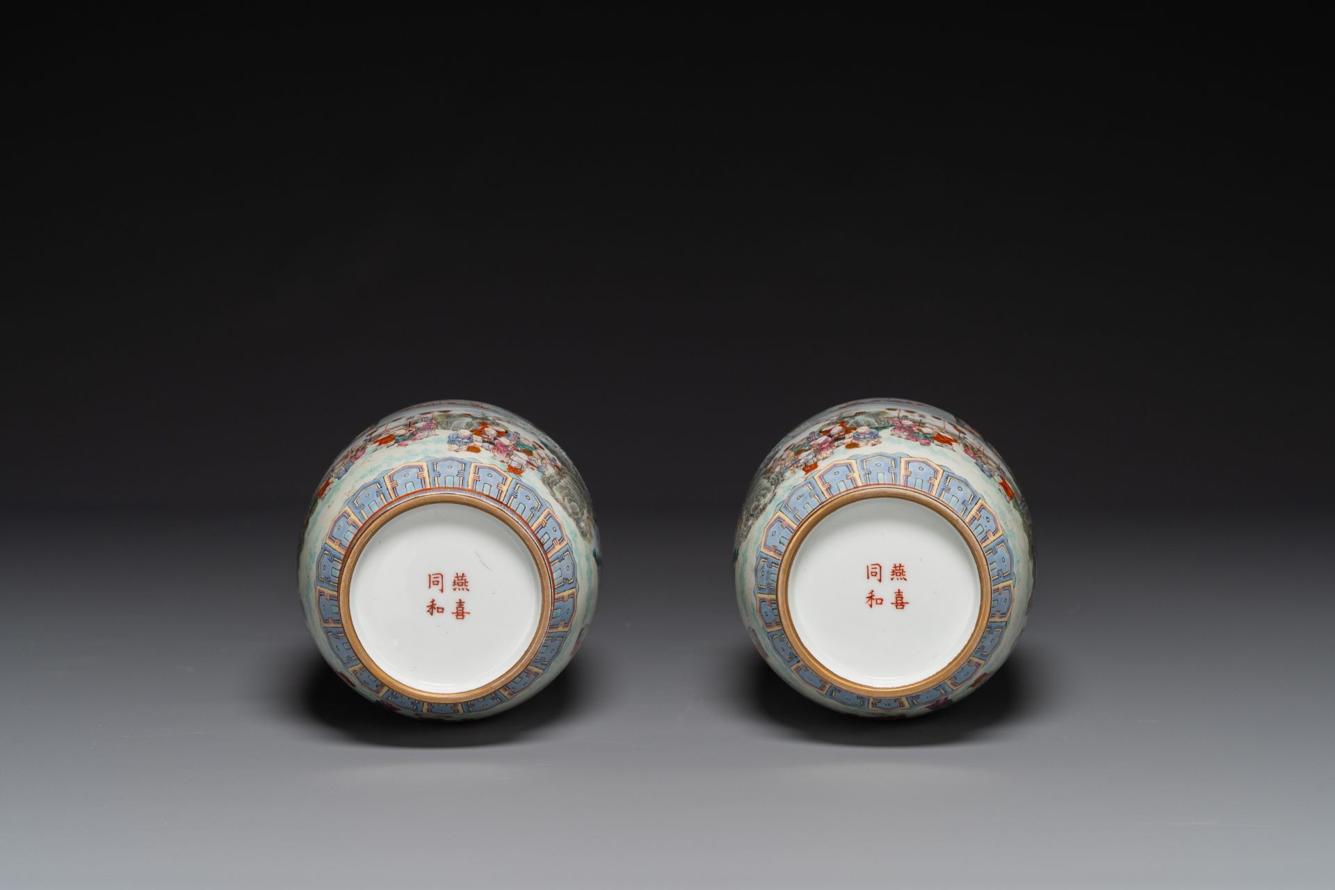A pair of fine Chinese famille rose 'hundred boys' lantern-shaped vases, Yan Xi Tong He ç‡•å›åŒå’Œ - Image 6 of 6