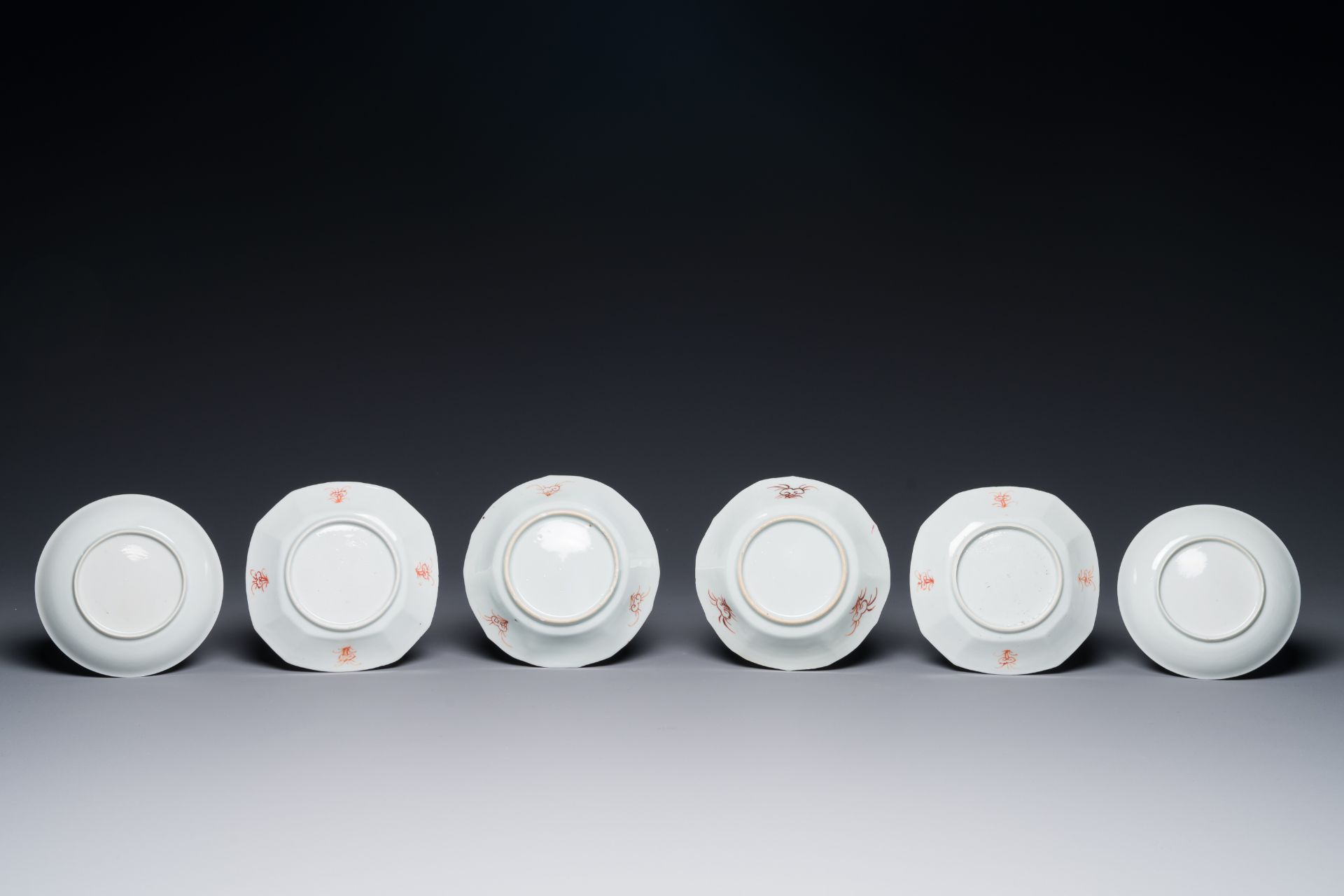 Three Chinese famille rose plates and ten saucers, Yongzheng/Qianlong - Bild 6 aus 8