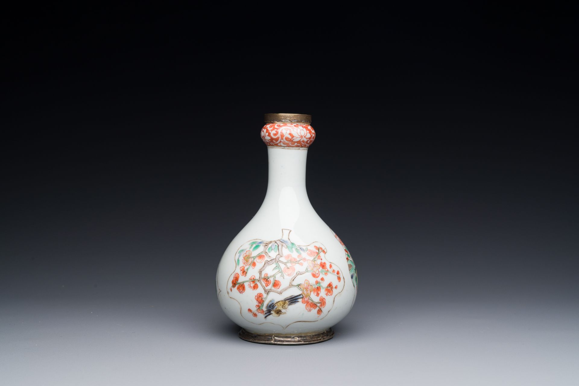 A Chinese famille verte 'qilin' vase with silver mounts, Kangxi - Bild 3 aus 4