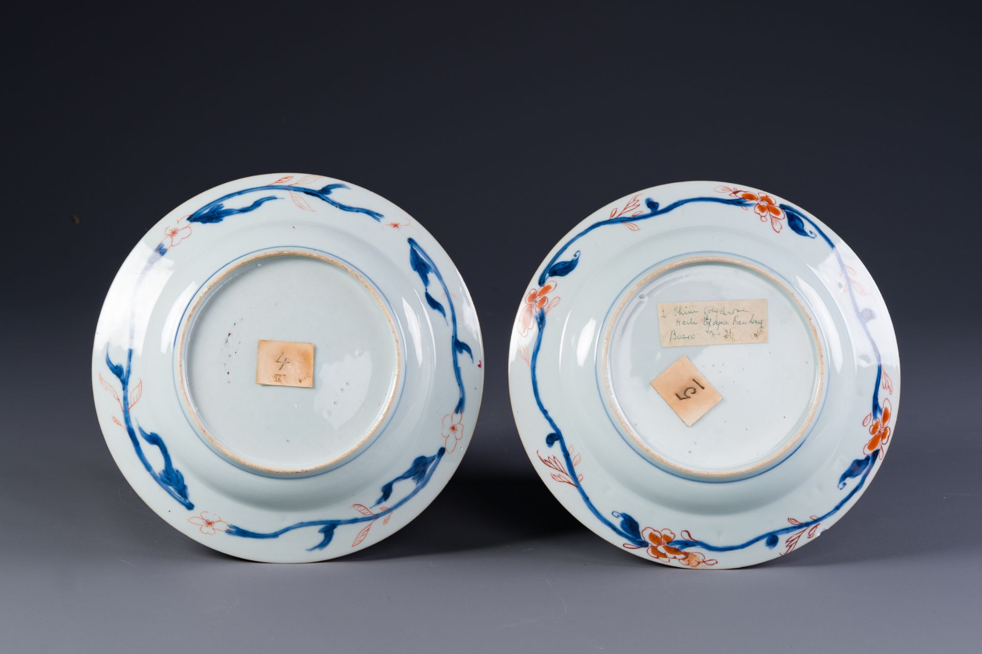 A pair of Chinese famille rose 'rooster' plates, Yongzheng - Bild 2 aus 2