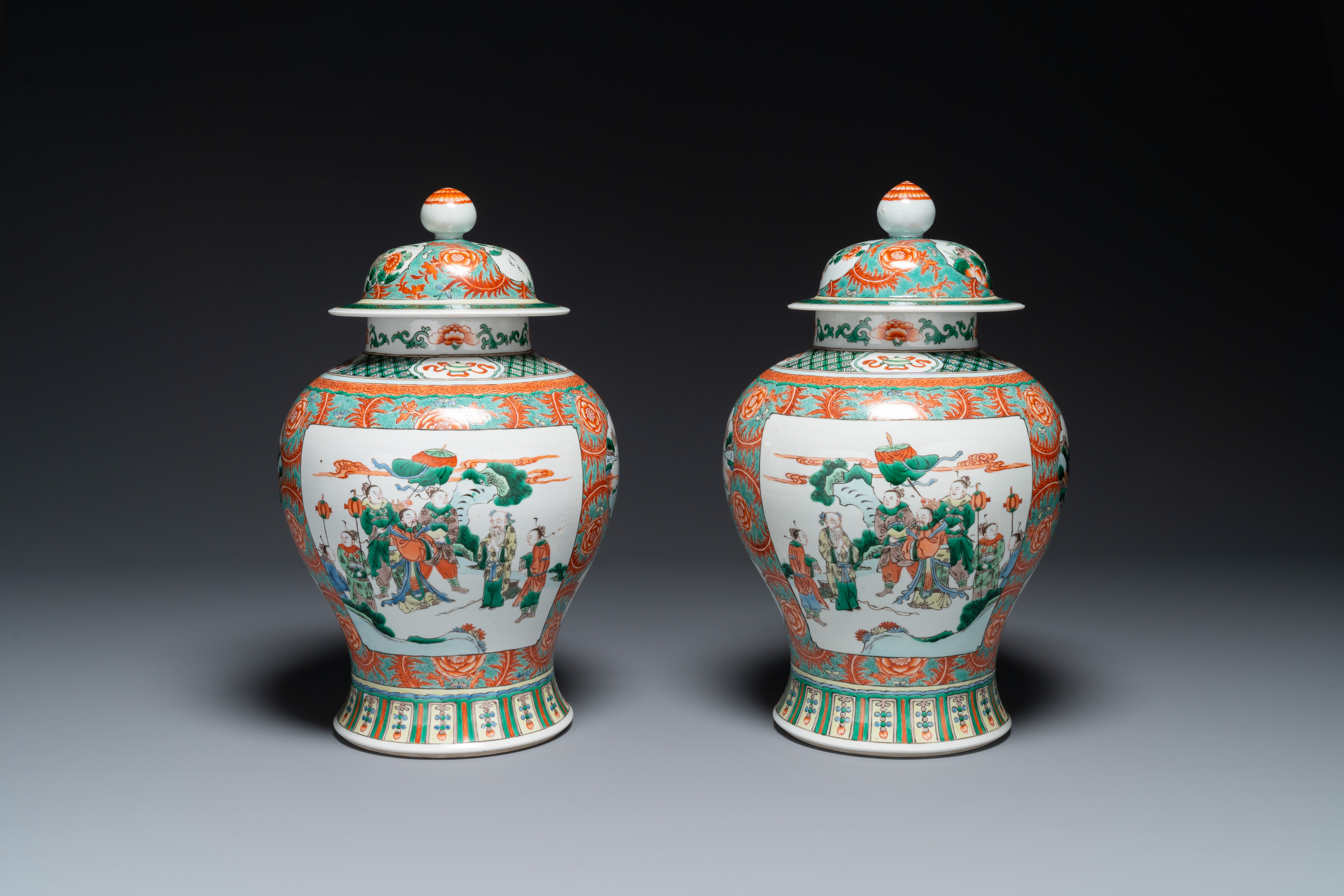 A pair of Chinese famille verte 'Wen Wang Fang Xian æ–‡çŽ‹è¨ªè³¢' vases and covers, 19th C. - Image 2 of 4