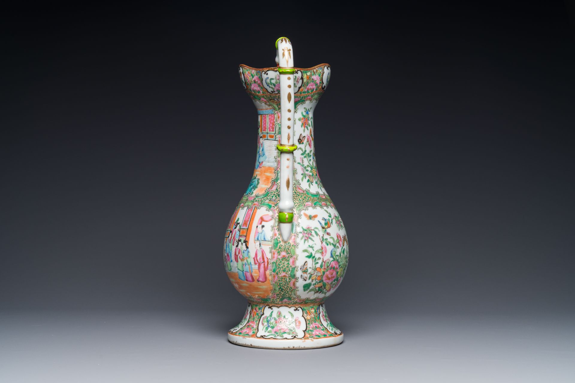 A rare large Chinese Canton famille rose ewer, 19th C. - Image 5 of 7