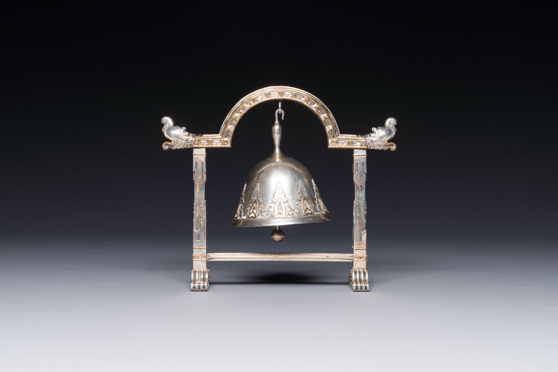 A fine parcel-gilt silver table bell or miniature gong, Southeast Asia, early 20th C. - Image 5 of 12