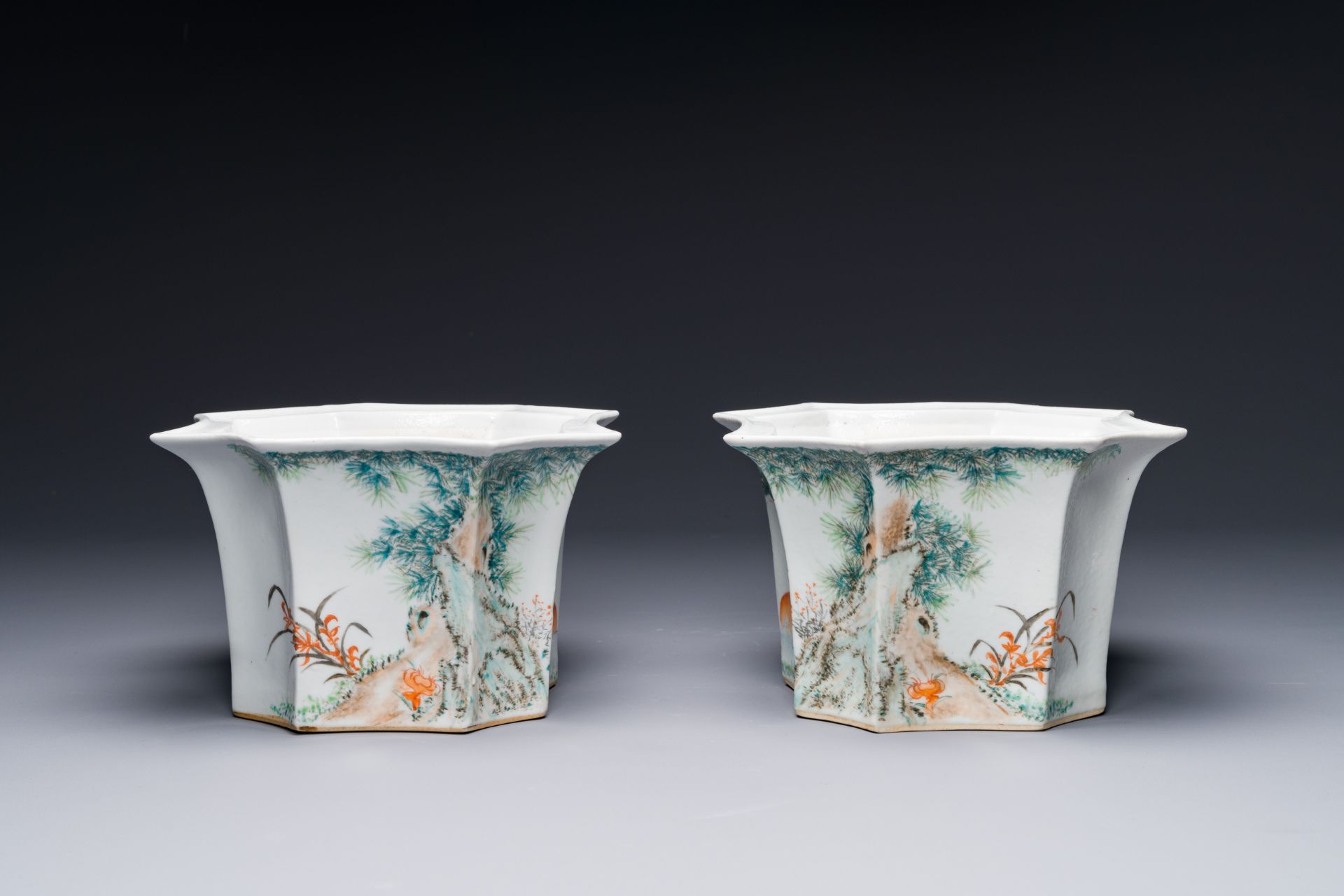 A pair of Chinese qianjiang cai flower pots, signed Cha Yishun æŸ¥ç¾©é †, 19/20th C. - Image 2 of 8