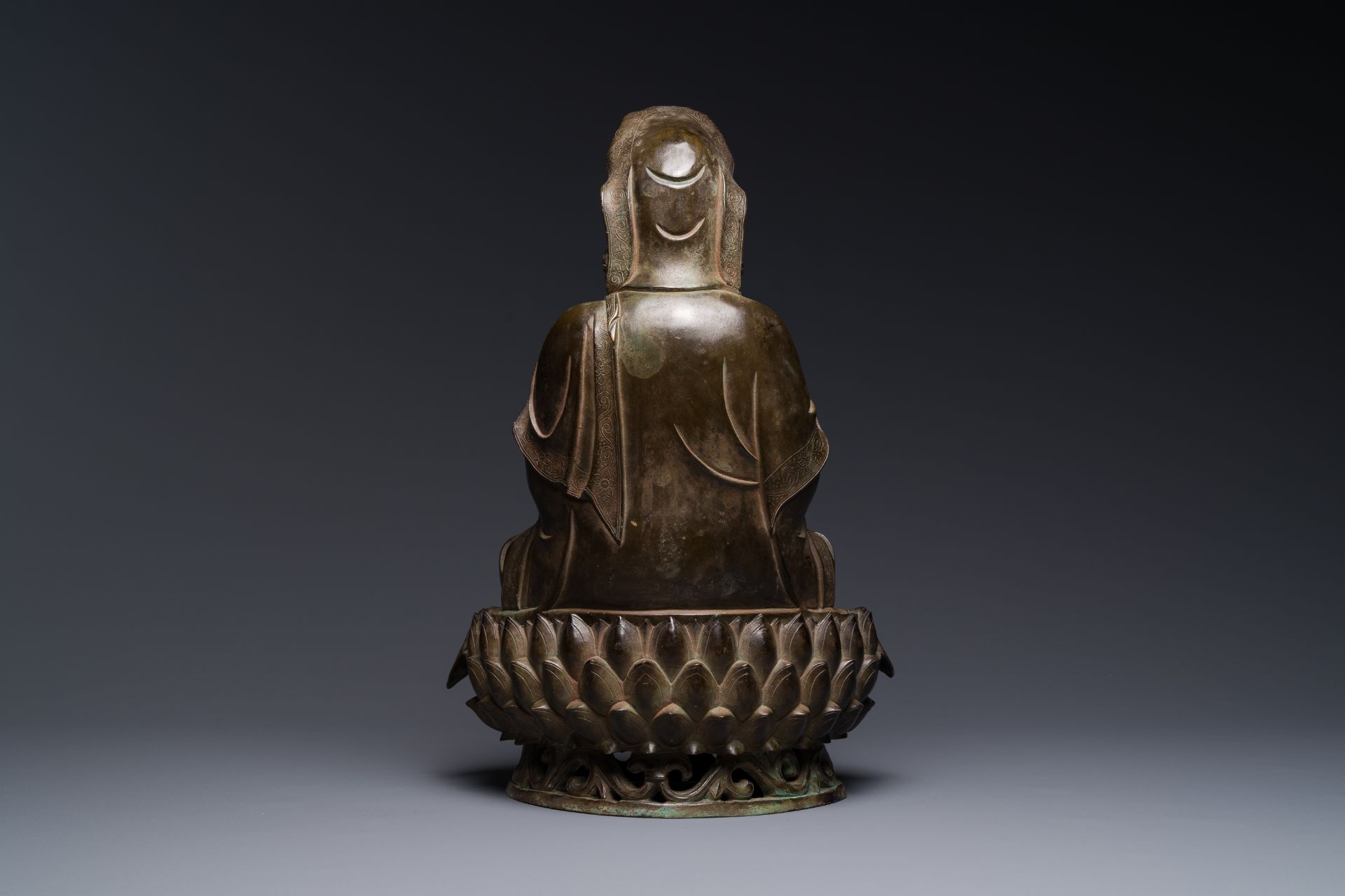 A fine Chinese partly lacquered and gilt bronze sculpture of Bodhisattva on lotus throne, Ming - Bild 4 aus 7