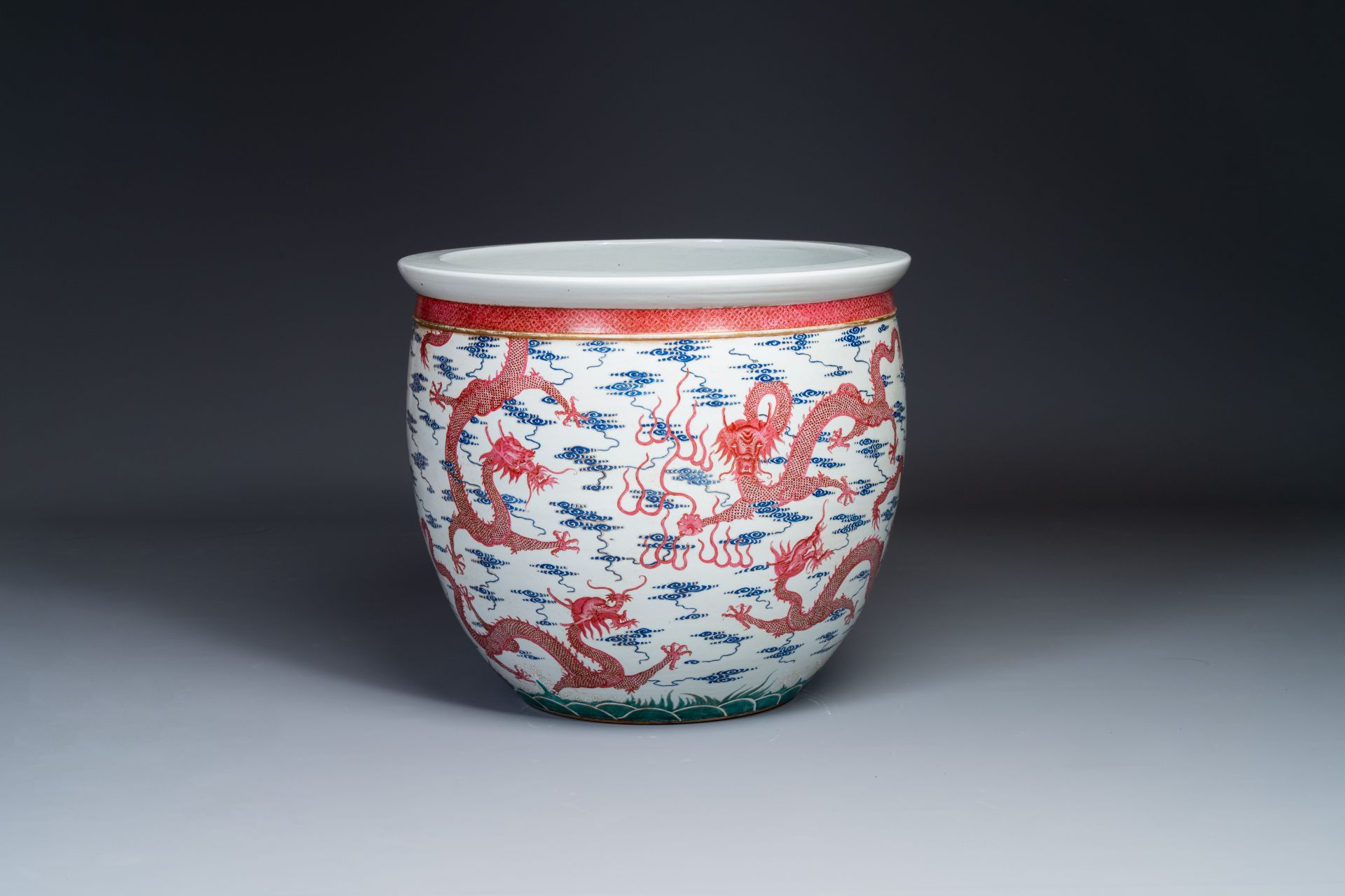 A large Chinese blue-and-puce-enamelled 'dragon' fish bowl, 19/20th C. - Image 3 of 5