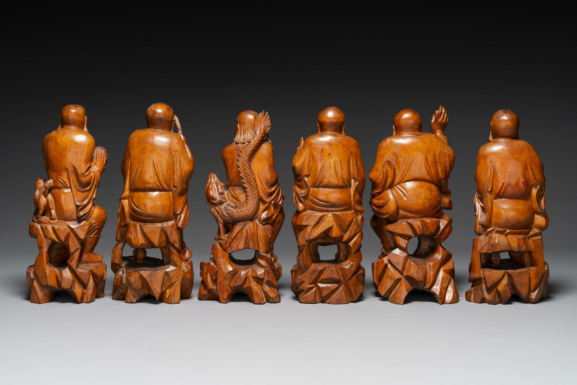 A group of Chinese boxwood sculptures of 18 Luohan, 20th C. - Bild 5 aus 7