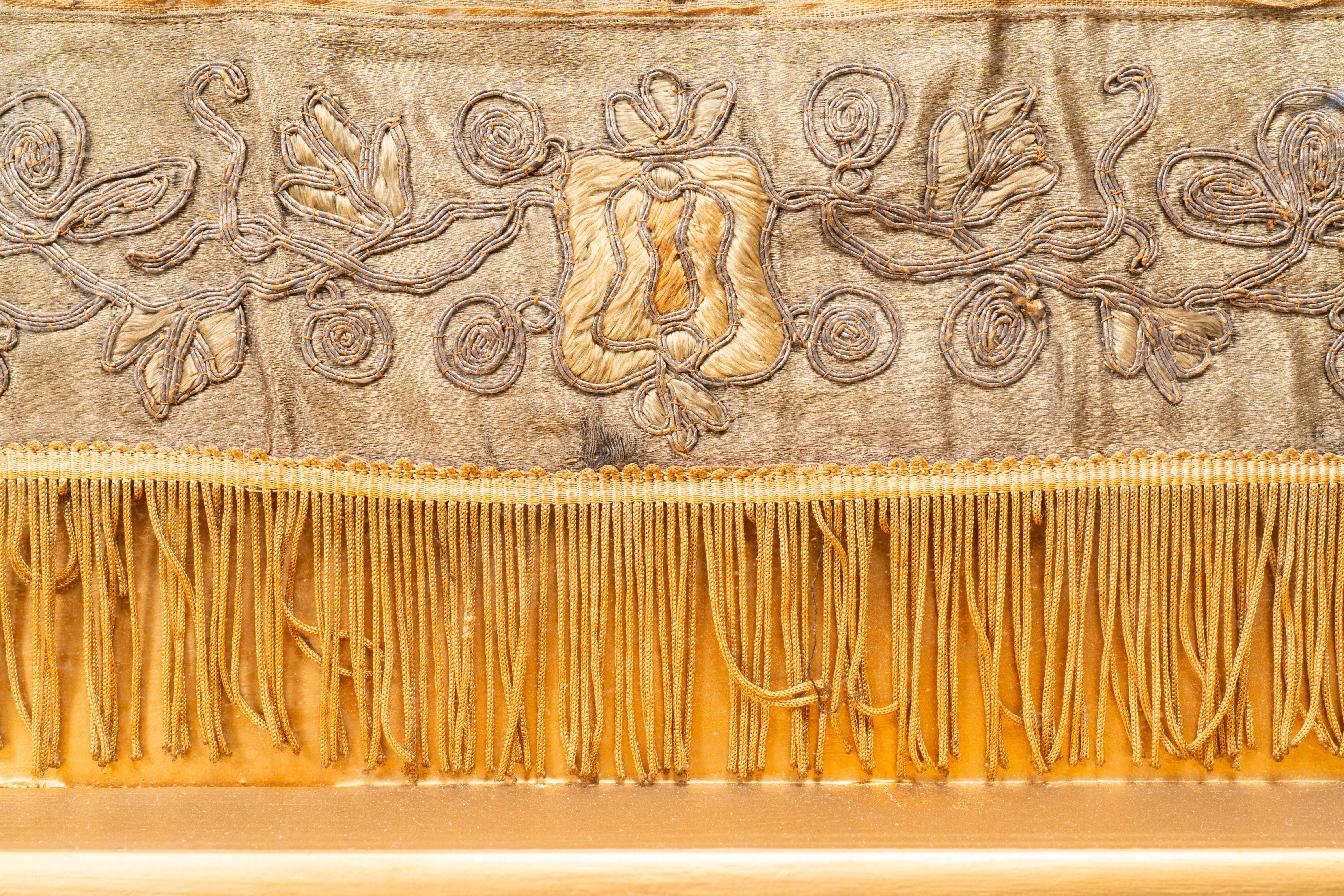Two Chinese gold and silver-thread-embroidered silk cloths decorated with lions and Guandi, 19th C. - Bild 6 aus 8