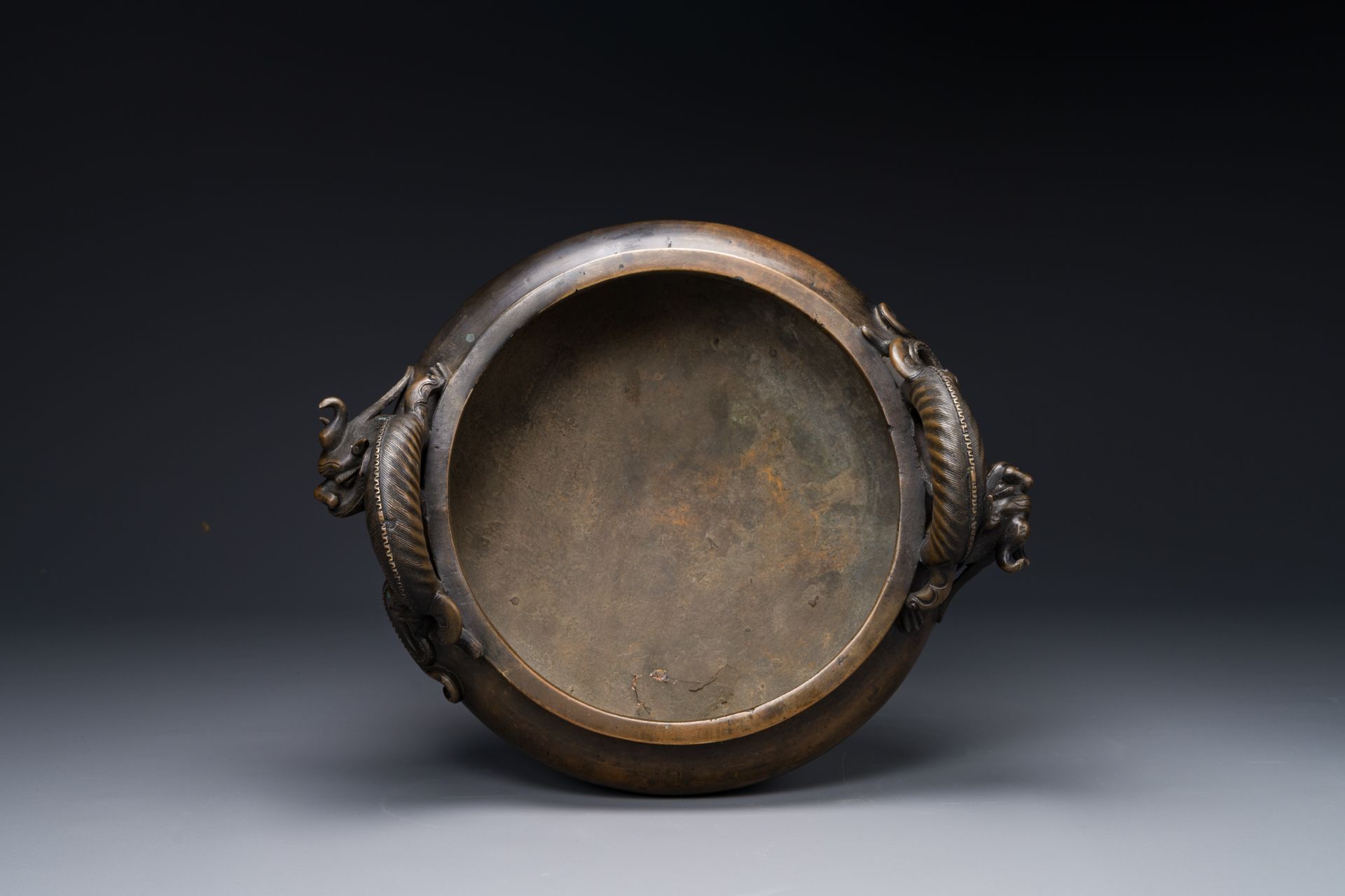 A large Chinese bronze tripod censer with 'chilong' handles, Qing Qian Gong æ¸…ä¹¾å®® mark, 18th C. - Bild 4 aus 5