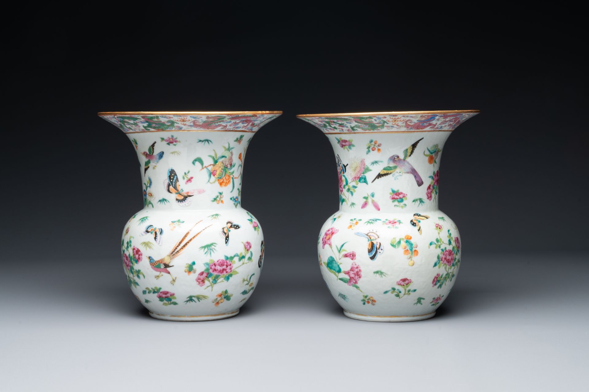 A pair of Chinese Canton famille rose spittoons with dragons, birds, butterflies and flowers, 19th C - Bild 3 aus 6