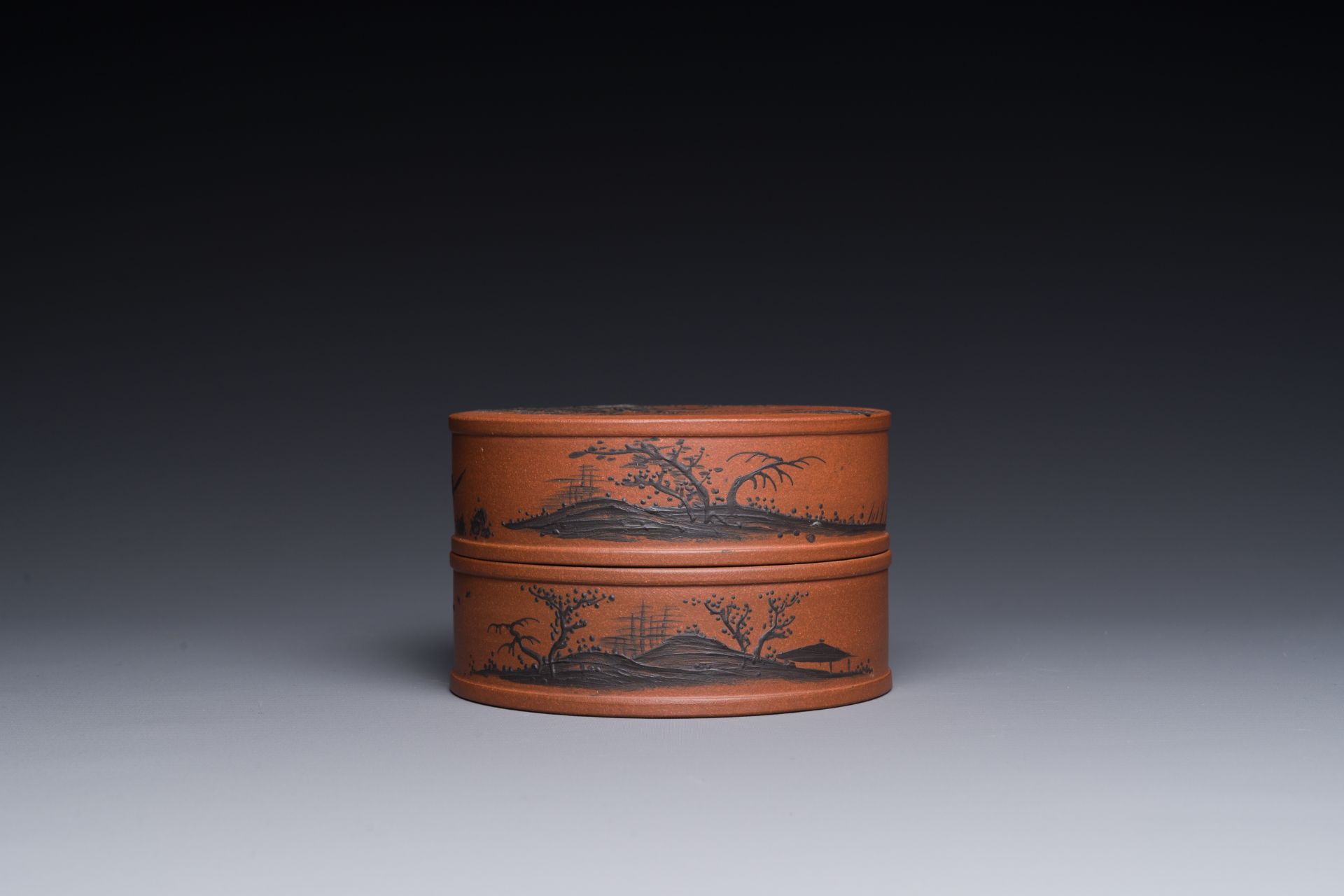 A Chinese blue-enameled Yixing stoneware box and cover with a mountainous landscape, 18/19th C. - Bild 4 aus 5