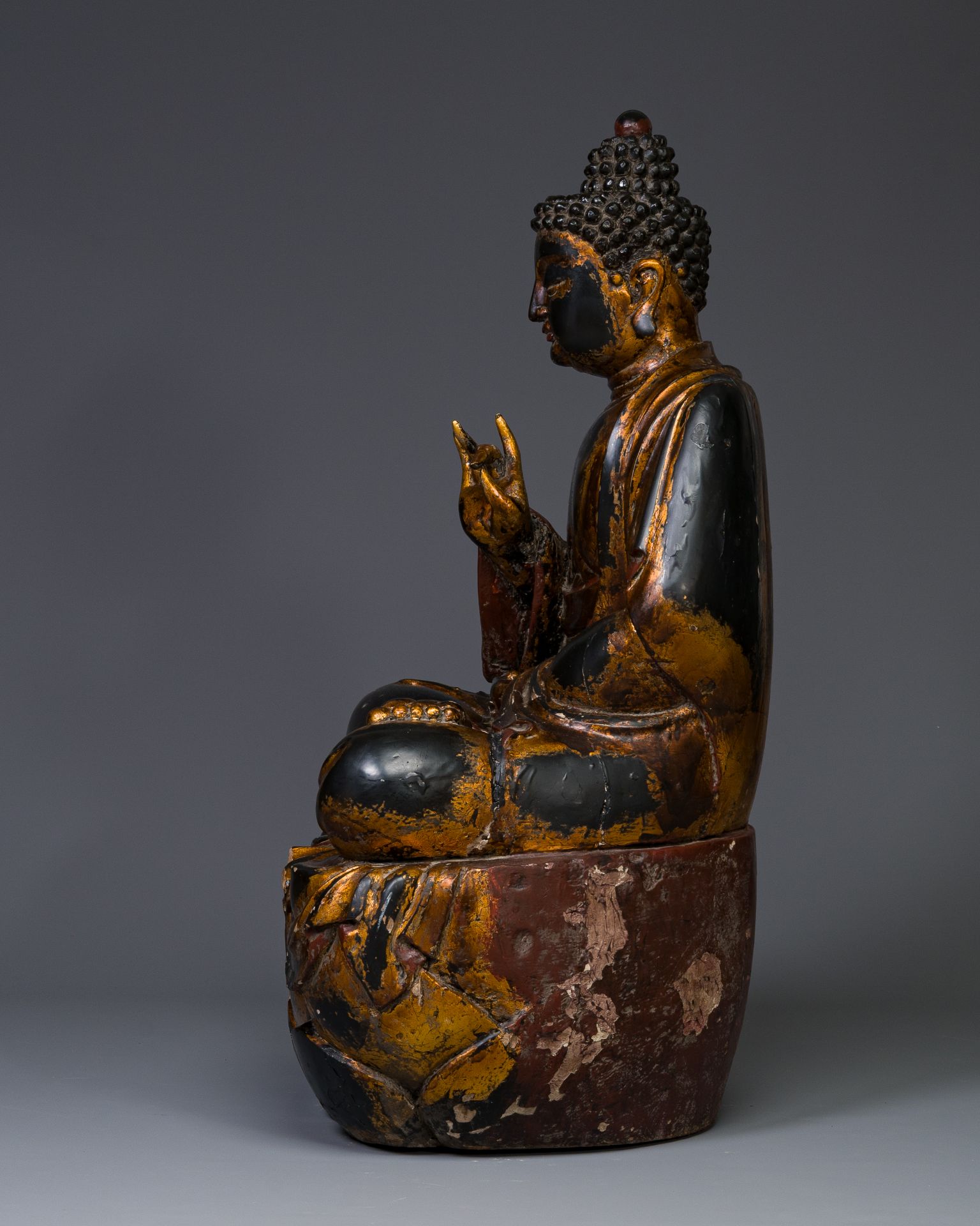 A fine and large Japanese gilt-lacquered wooden sculpture of a Buddha Shaka, Edo - Bild 4 aus 6