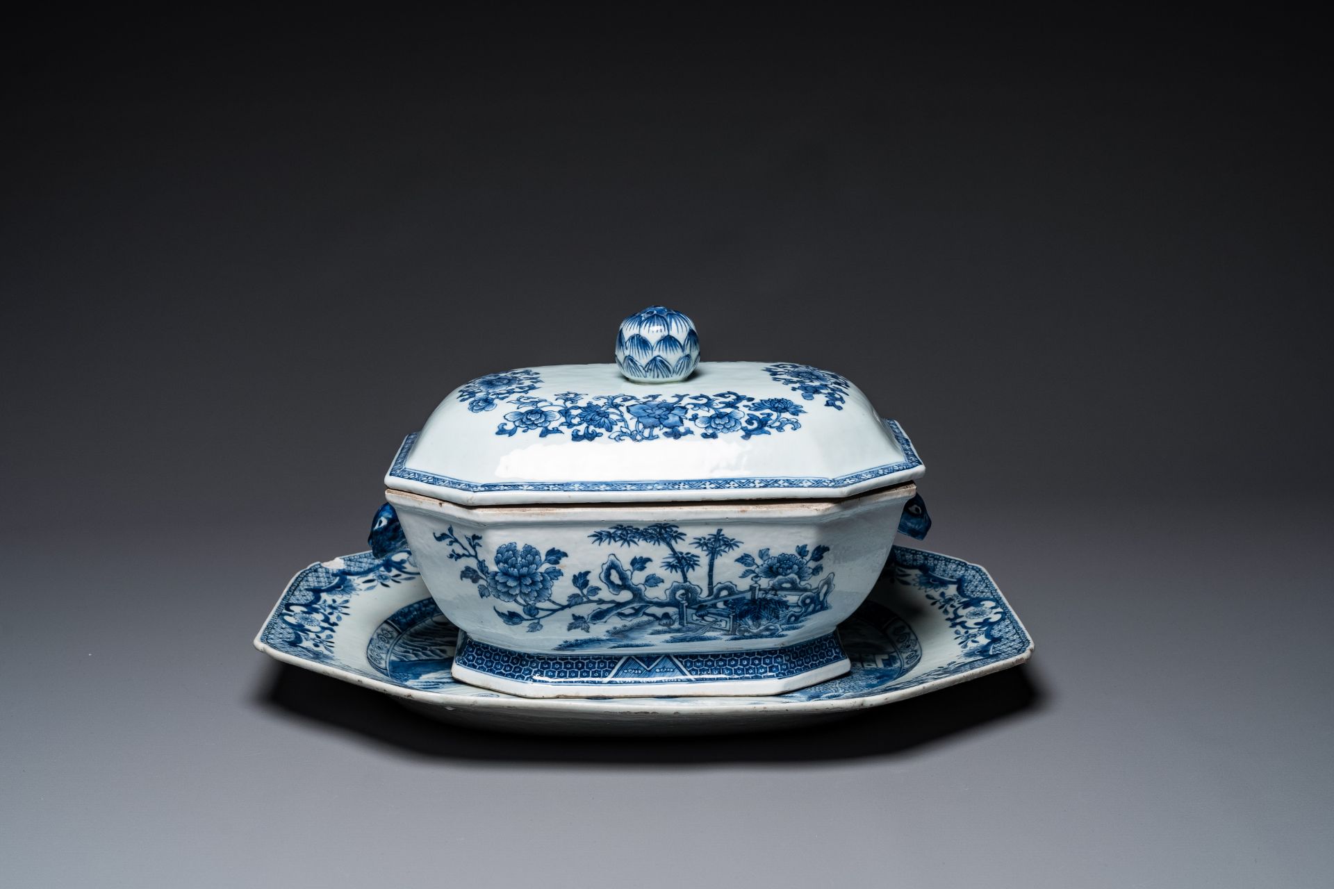 A Chinese blue and white covered tureen, a dish and four plates, Qianlong - Image 3 of 7