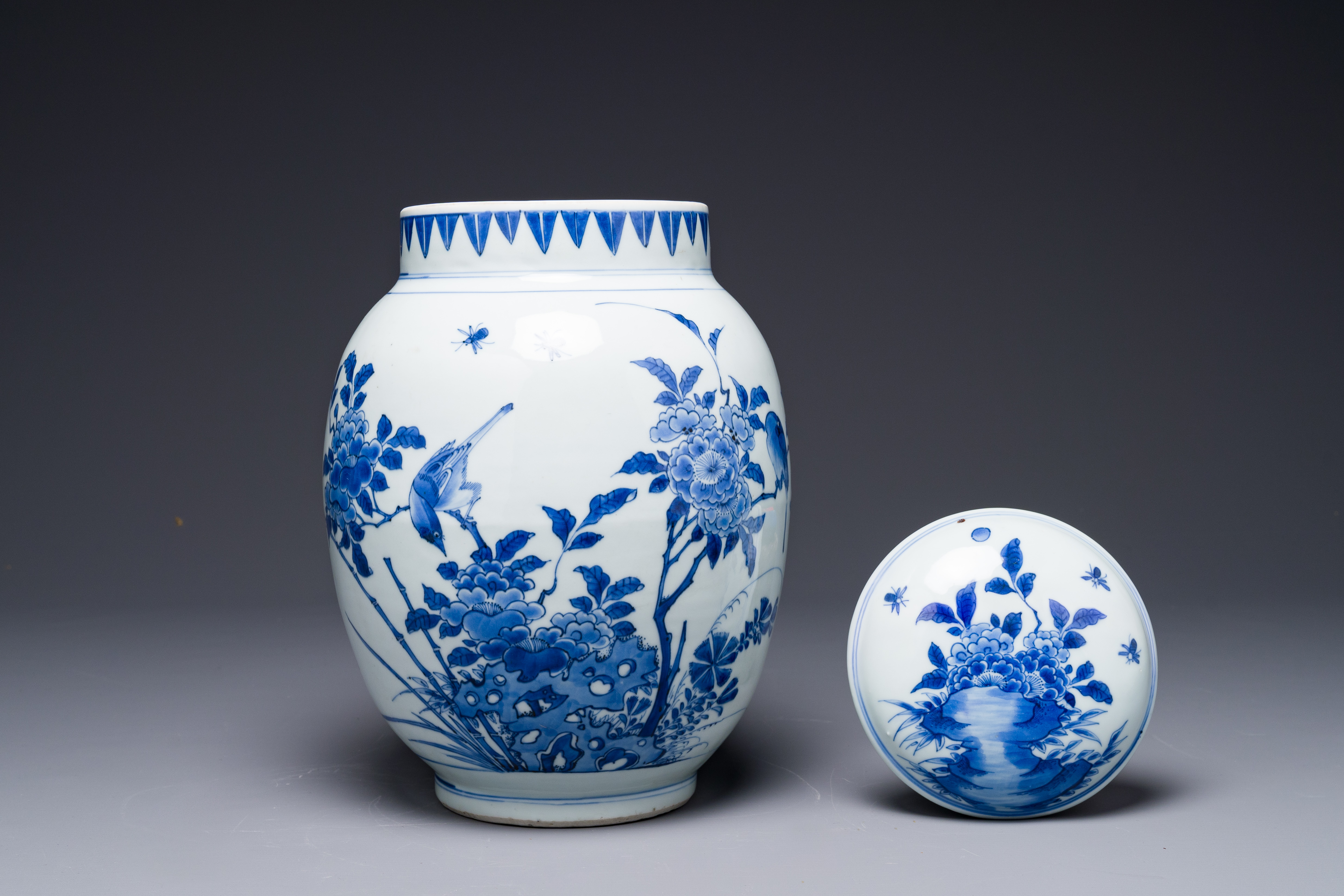 A Chinese blue and white jar and cover with birds and flowers, Transitional period - Image 4 of 6