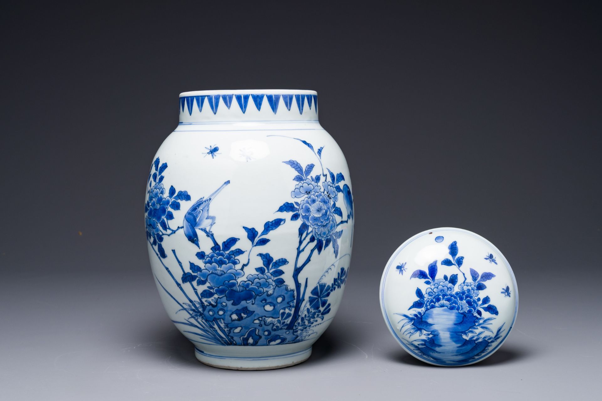 A Chinese blue and white jar and cover with birds and flowers, Transitional period - Bild 4 aus 6