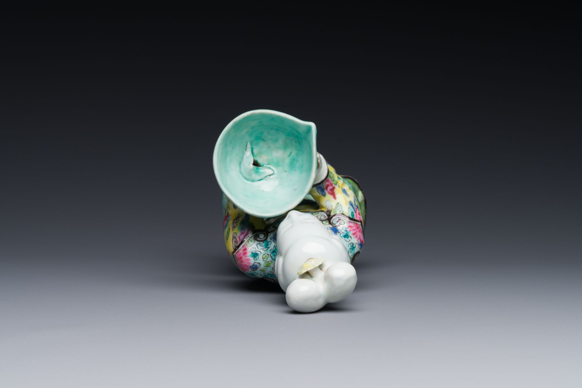 A Chinese famille rose figure of lady with a bowl, Yongzheng - Bild 6 aus 7