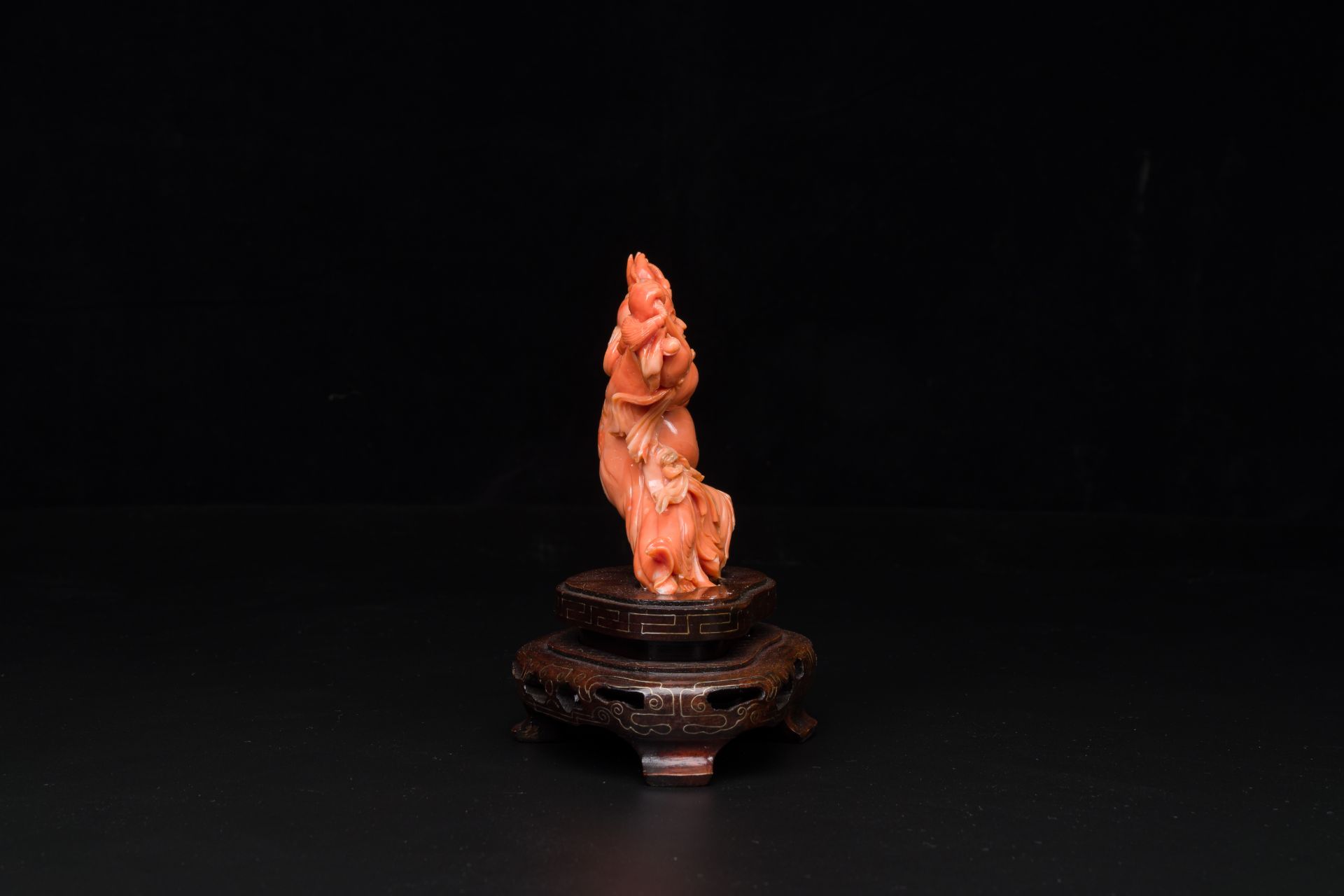 A Chinese red coral figure of a laughing Buddha on wooden stand, 19/20th C. - Bild 2 aus 5