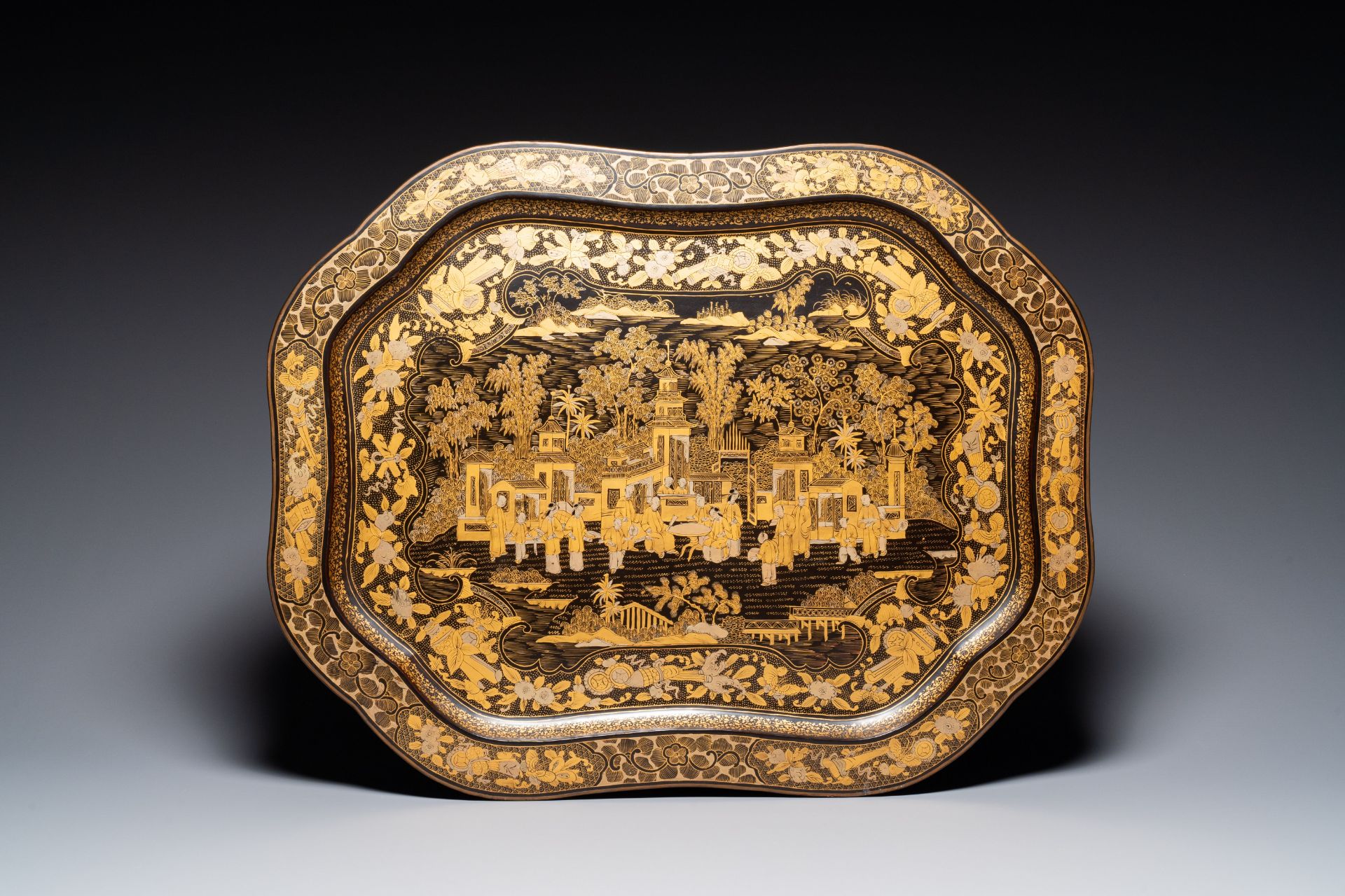 A large Chinese Canton gilt black lacquer tray, thee boxes and a fan, 19th C. - Bild 2 aus 17