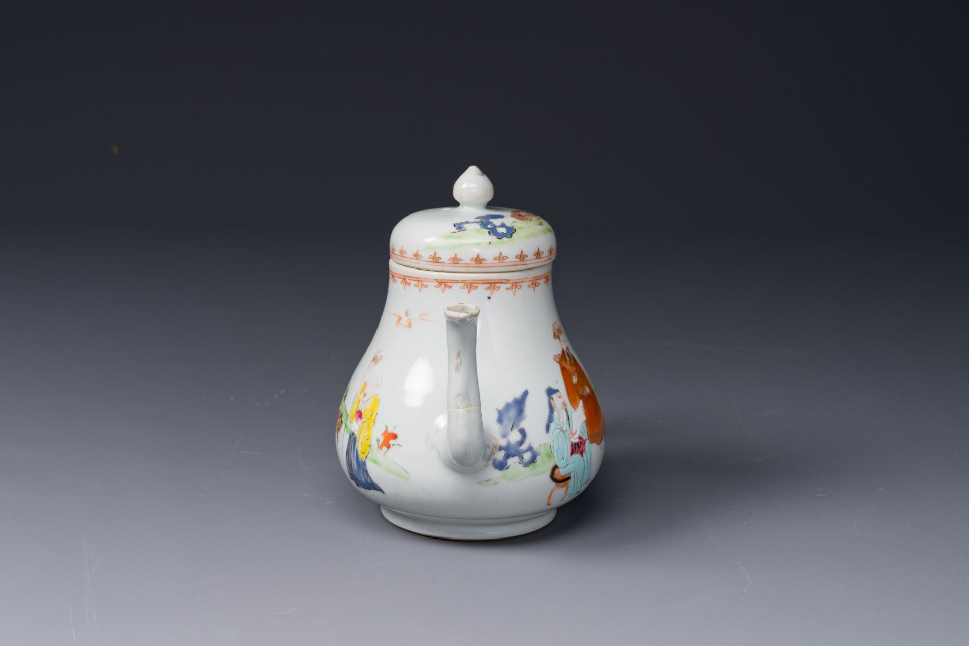 A Chinese Canton famille rose 'mandarin subject' tureen and cover on stand and a teapot and cover, Q - Bild 14 aus 14