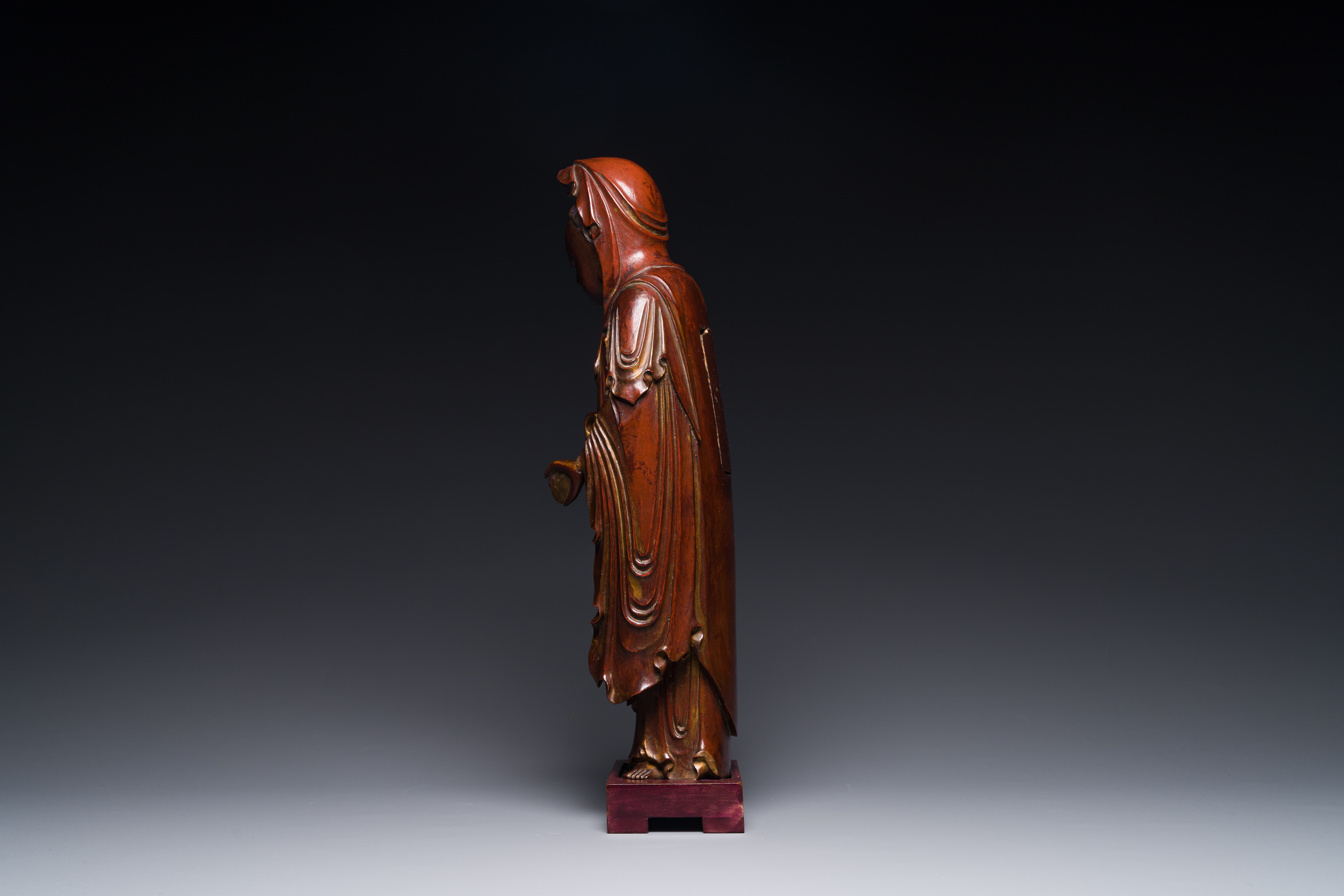 A Chinese partly gilt and lacquered wooden sculpture of Guanyin, Ming - Image 3 of 7