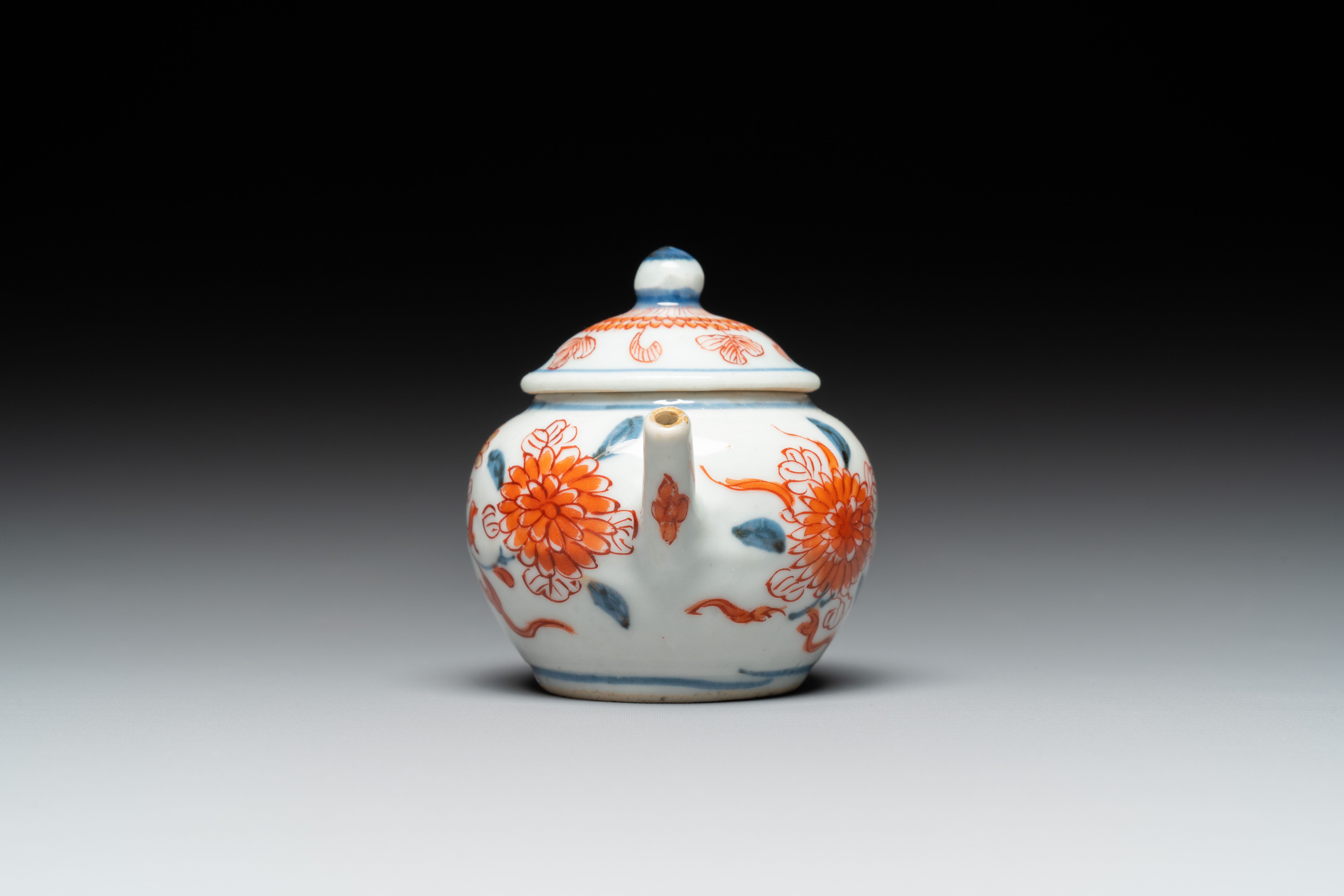 A Chinese miniature Imari-style teapot, Kangxi - Image 3 of 7