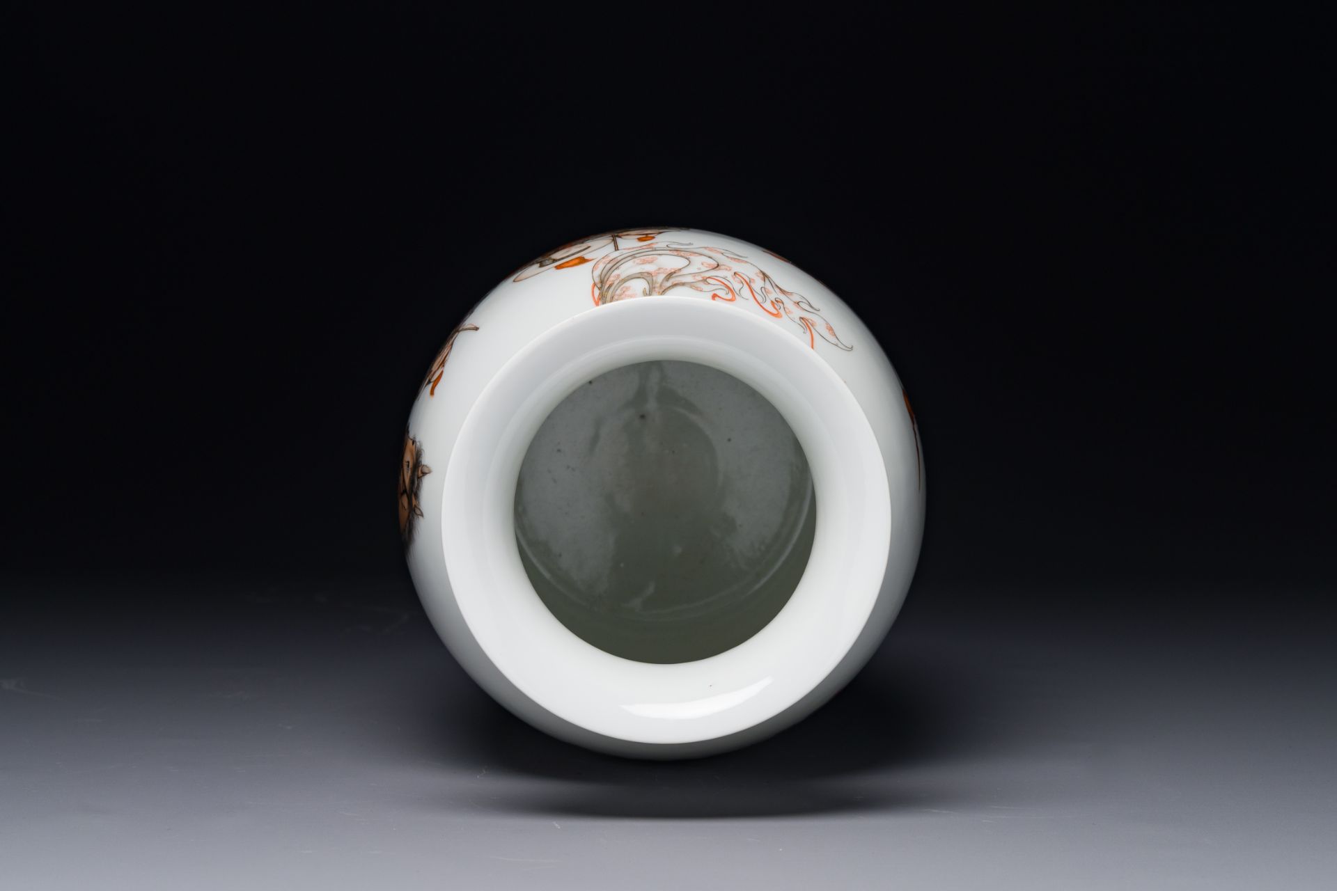 A fine Chinese iron-red, grisaille and gilt lantern-shaped 'mulan æœ¨è˜­' vase, signed Zhou Xiangpu - Bild 5 aus 6