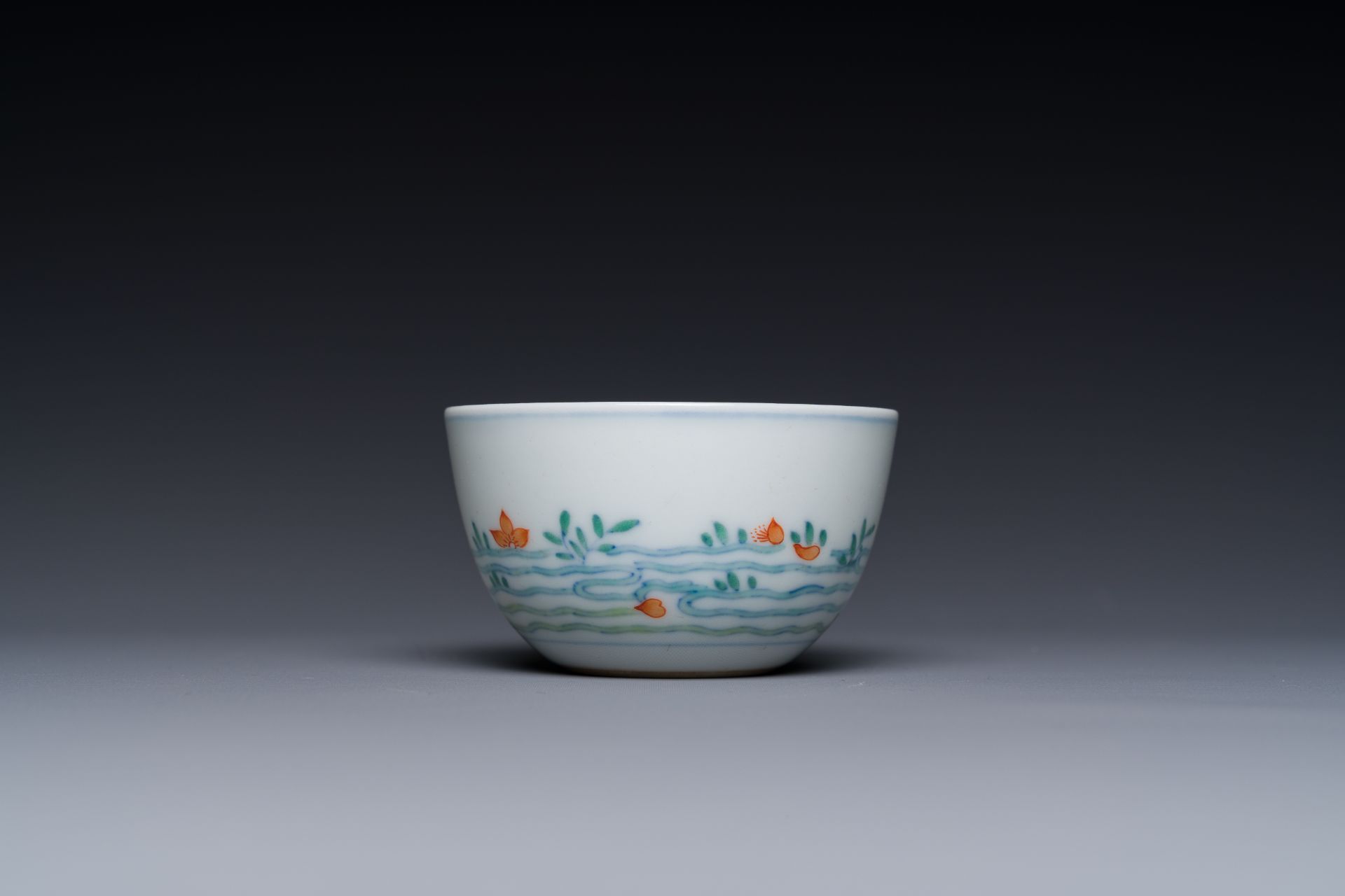 A Chinese doucai 'goldfish' cup, Cai Hua Tang Zhi å½©è¯å ‚è£½ mark, 18th C. - Image 5 of 7