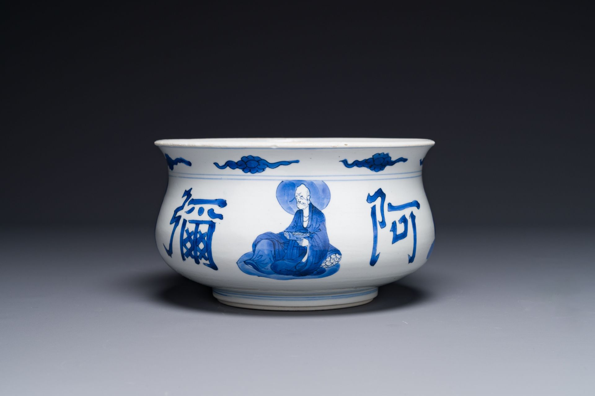 A large Chinese blue and white 'Buddhist' censer, Kangxi - Bild 4 aus 6