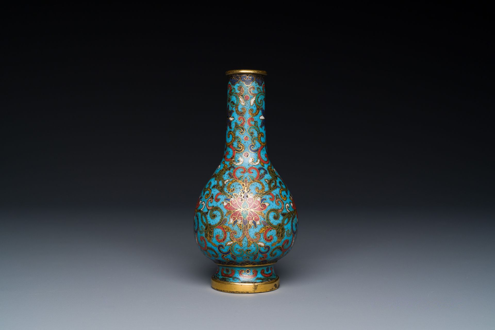 A small Chinese cloisonne 'lotus scroll' bottle vase, Qianlong mark and of the period - Bild 4 aus 6