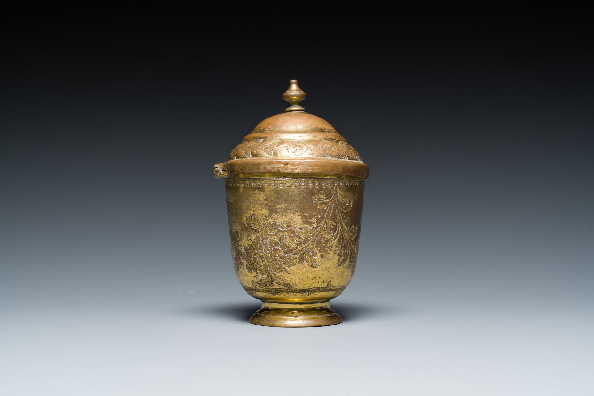 A gilt copper bowl and cover, 'tombak', Turkey, 18th C. - Bild 3 aus 9