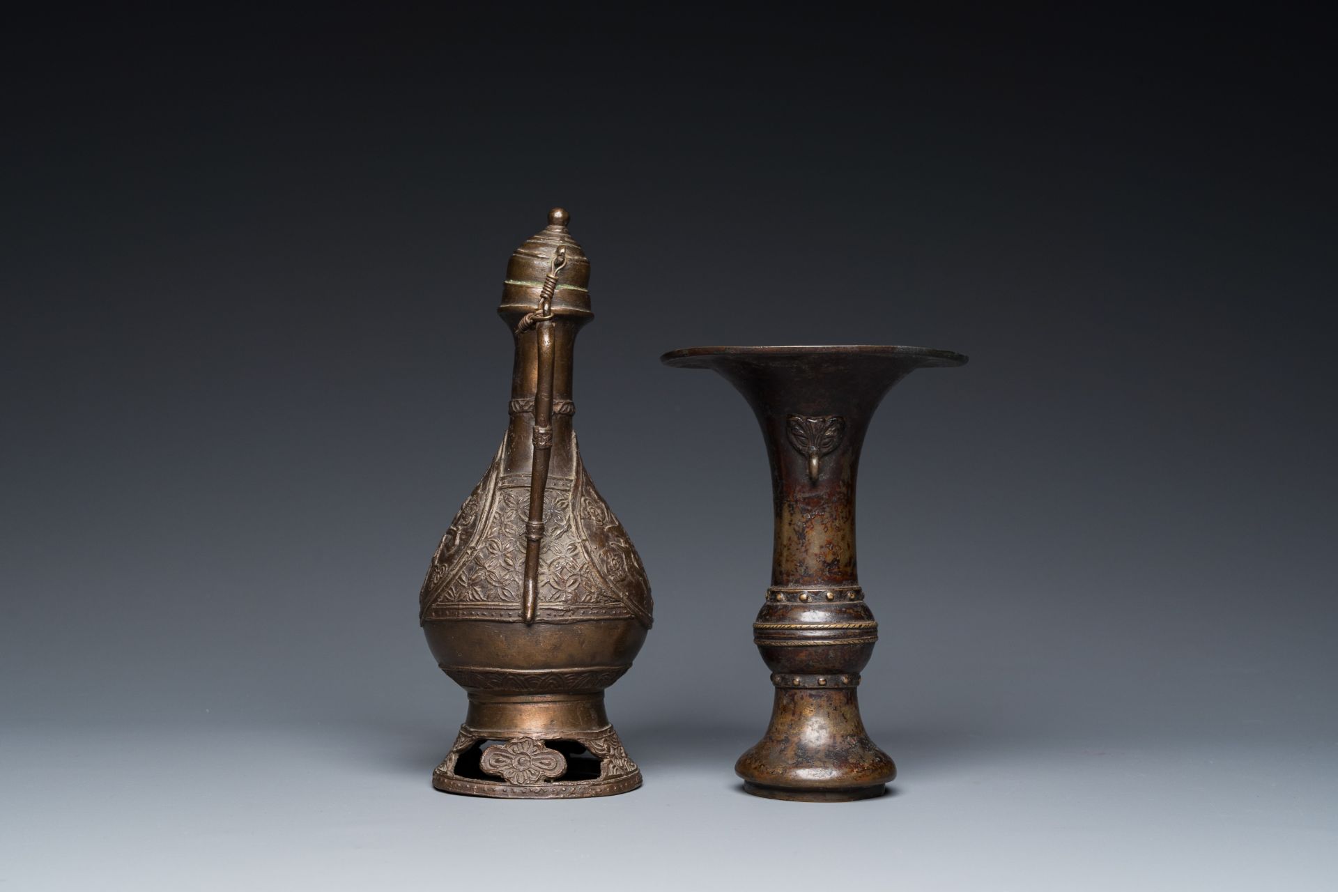 A Chinese bronze 'gu' vase and a bronze ewer and cover for the Islamic market, Ming - Bild 13 aus 24