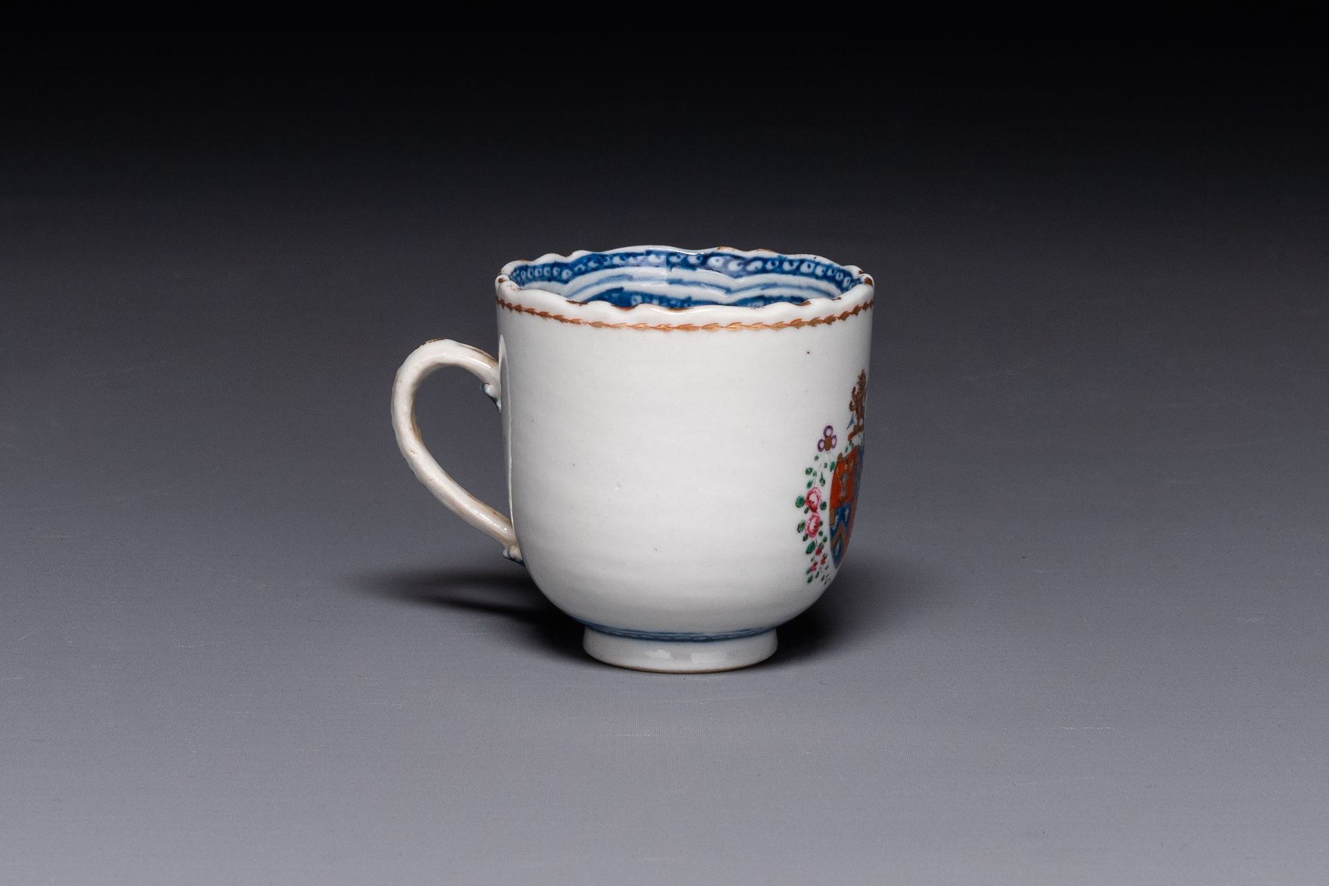 A Chinese famille rose armorial cup and saucer, Qianlong - Bild 3 aus 5