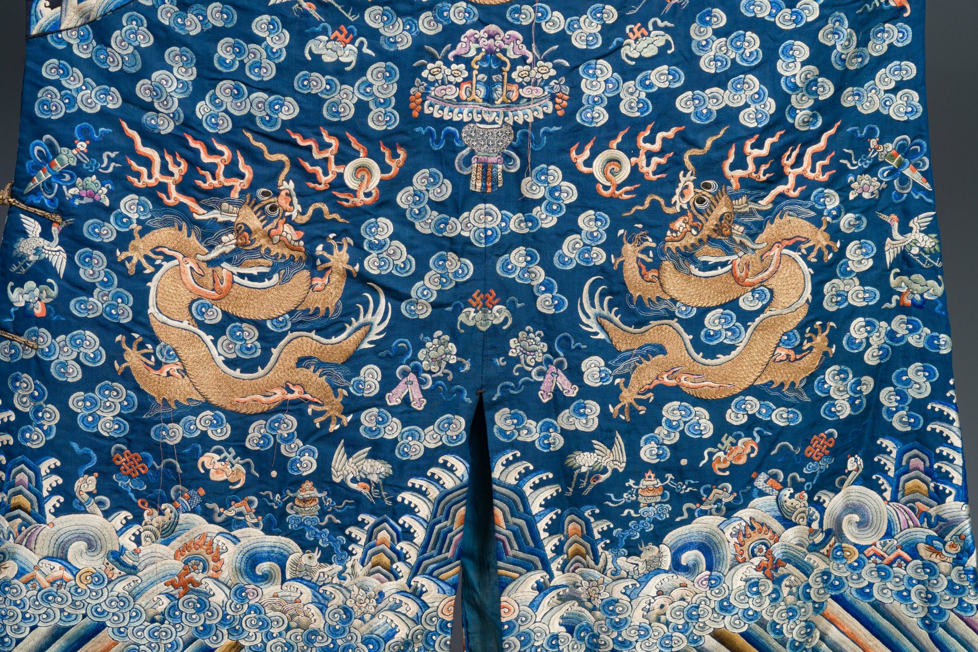 A Chinese gold thread embroidered blue-ground silk 'dragon' robe, 19th C. - Bild 6 aus 7