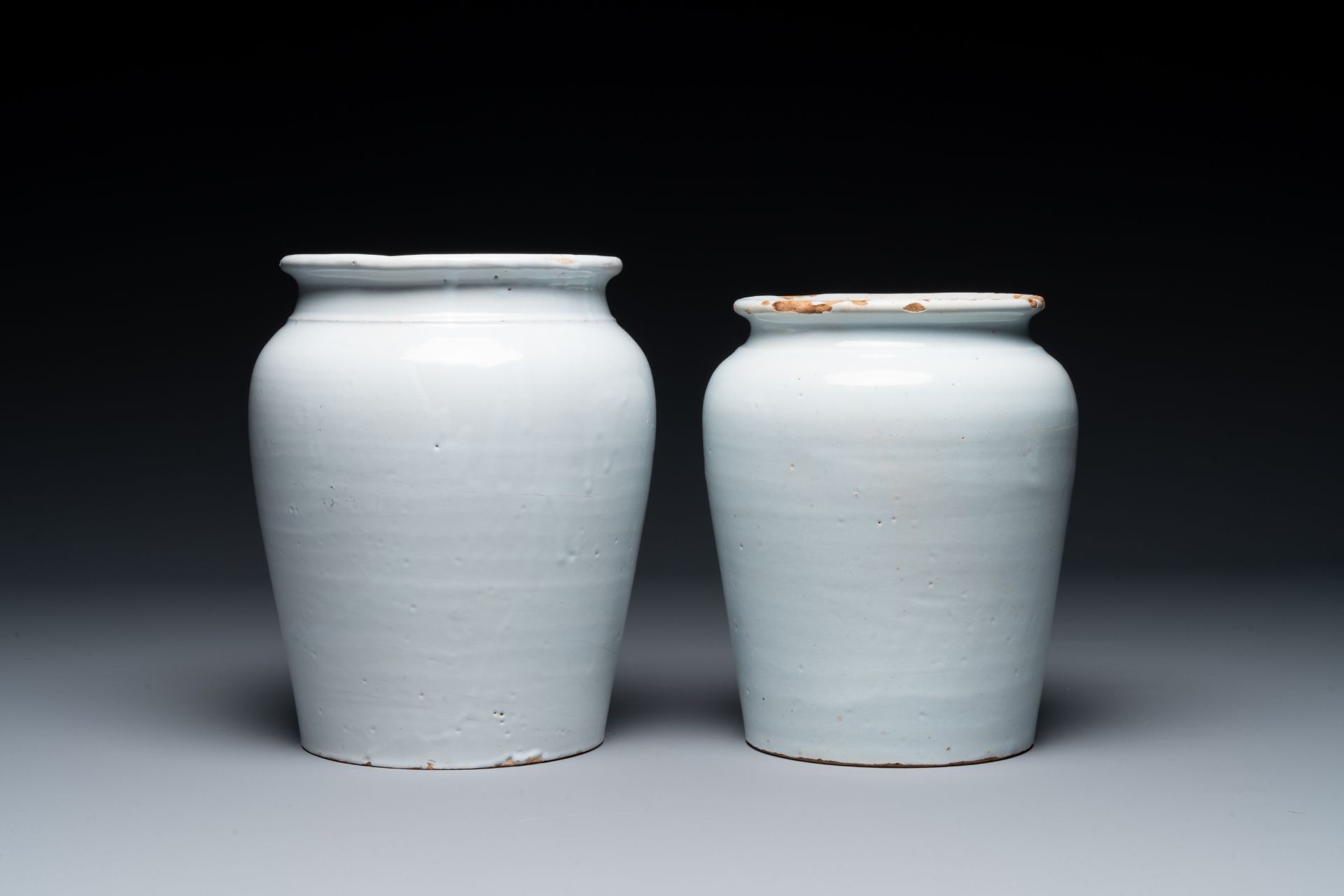 Two white glazed pottery tobacco jars, France, late 18th C. - Bild 3 aus 10