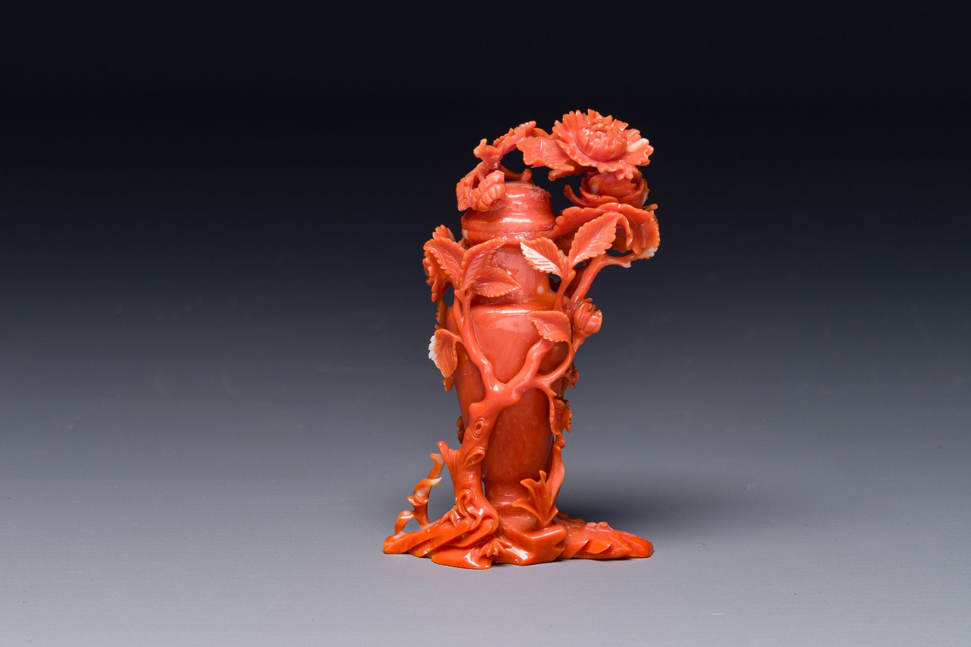 A Chinese red coral sculpture of a vase and cover with peonies, 19/20th C. - Bild 4 aus 5