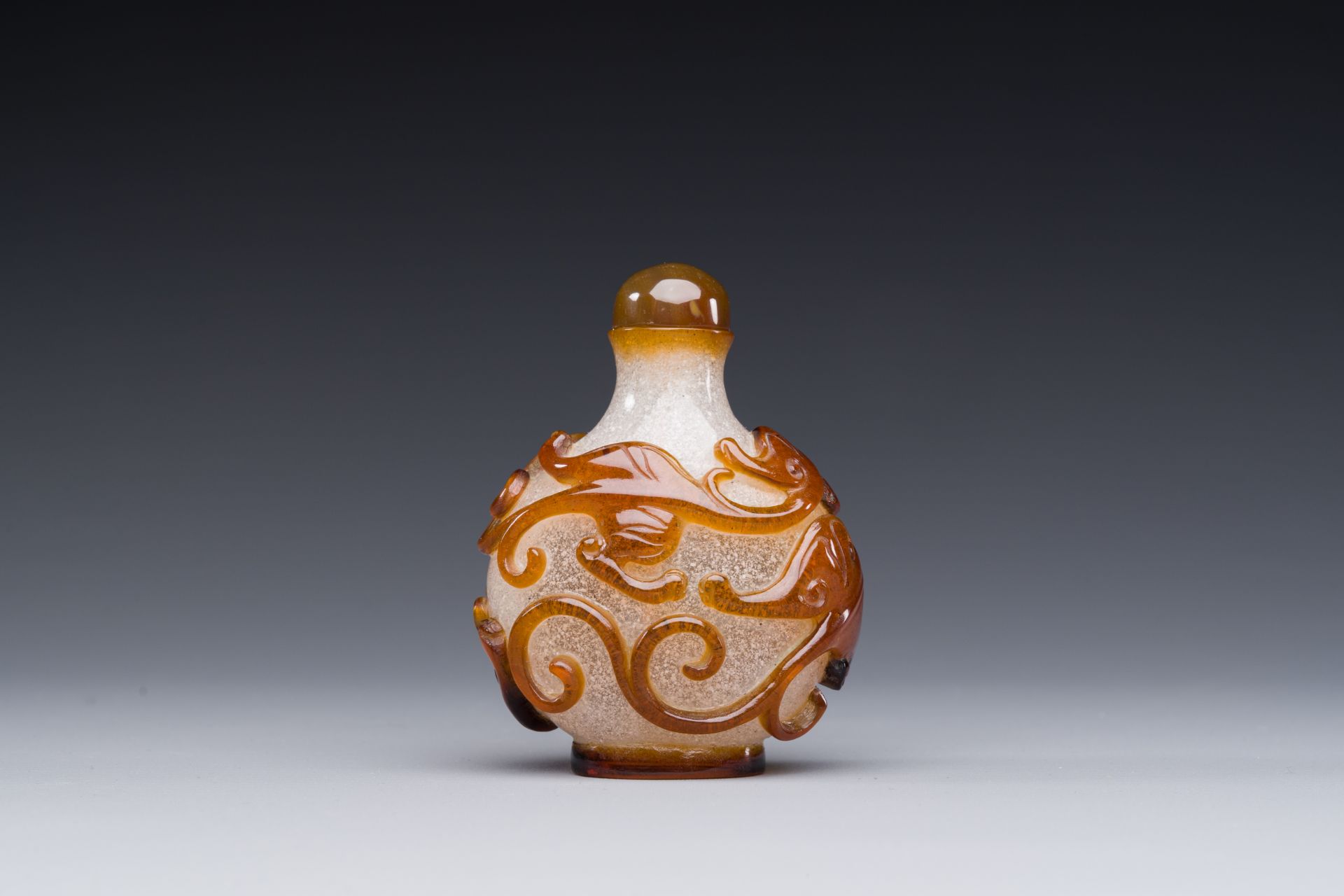 A rare Chinese brown-overlay white glass snuff bottle with chilong design, Qianlong/Jiaqing - Bild 3 aus 6