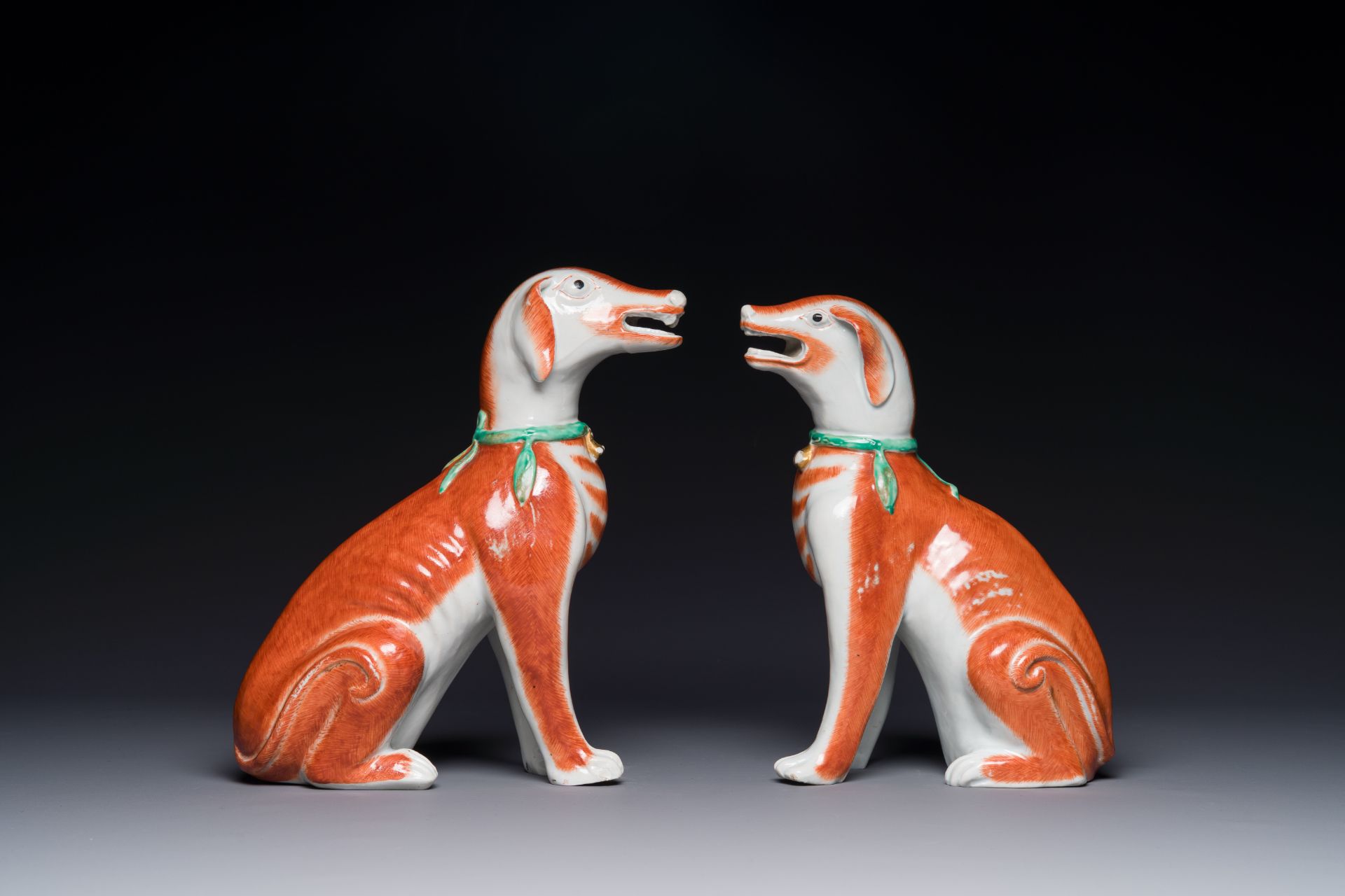 A pair of Chinese polychrome export porcelain models of dogs, Qianlong - Bild 2 aus 4