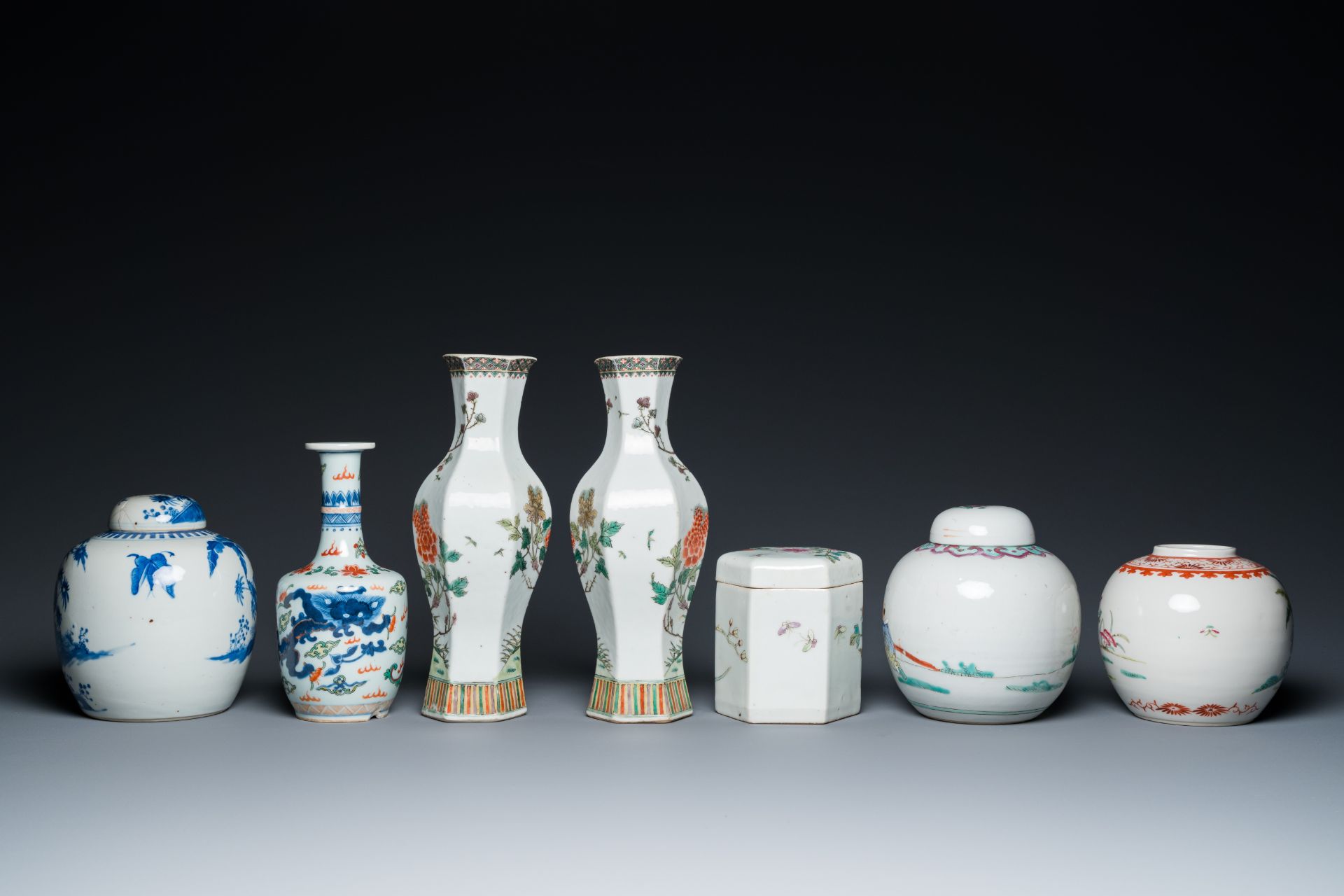 Six various Chinese porcelain vases and a covered jar, 19/20th C. - Bild 4 aus 9