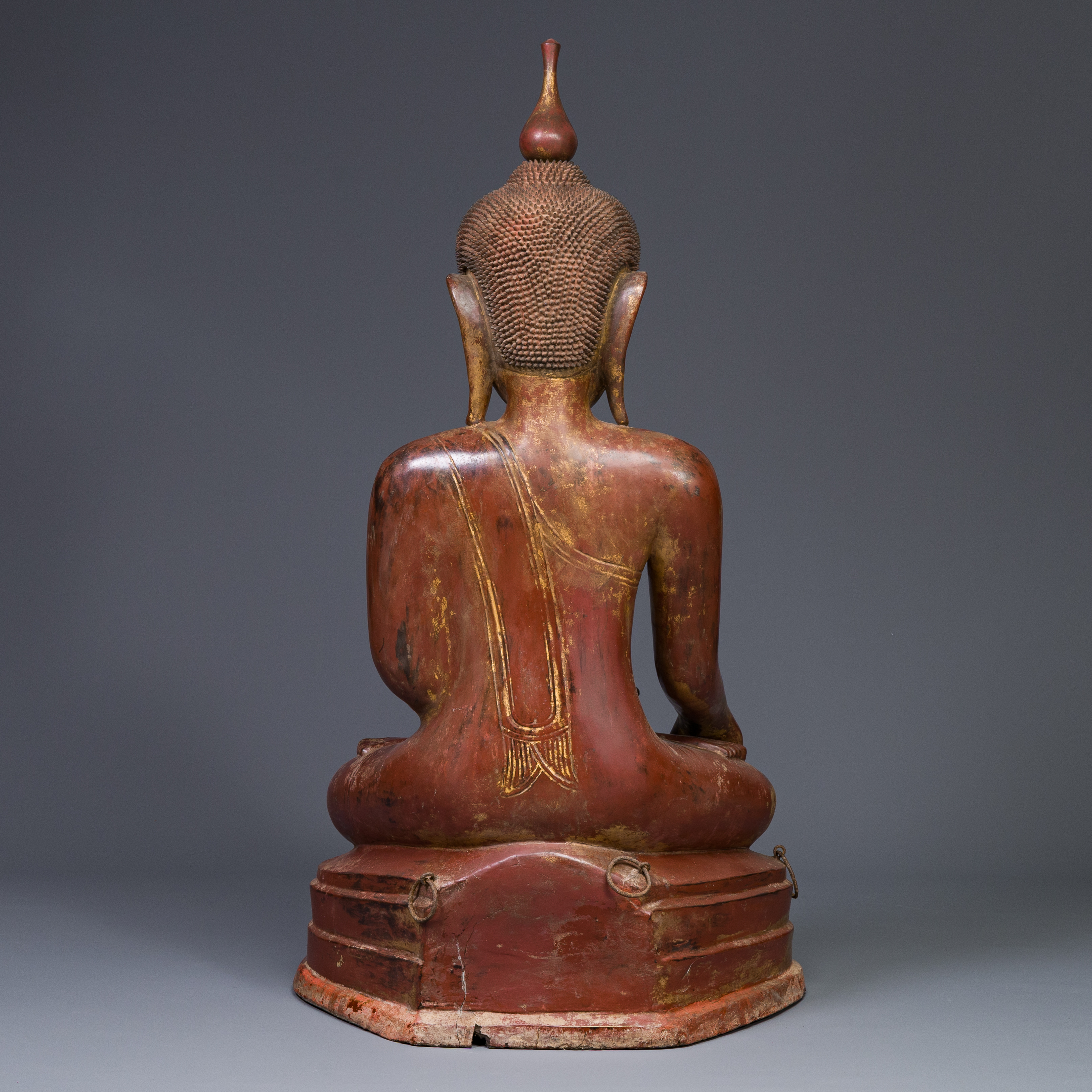 A large Burmese gilded lacquer Buddha in bhumisparsha mudra, 19/20th C. - Image 8 of 18