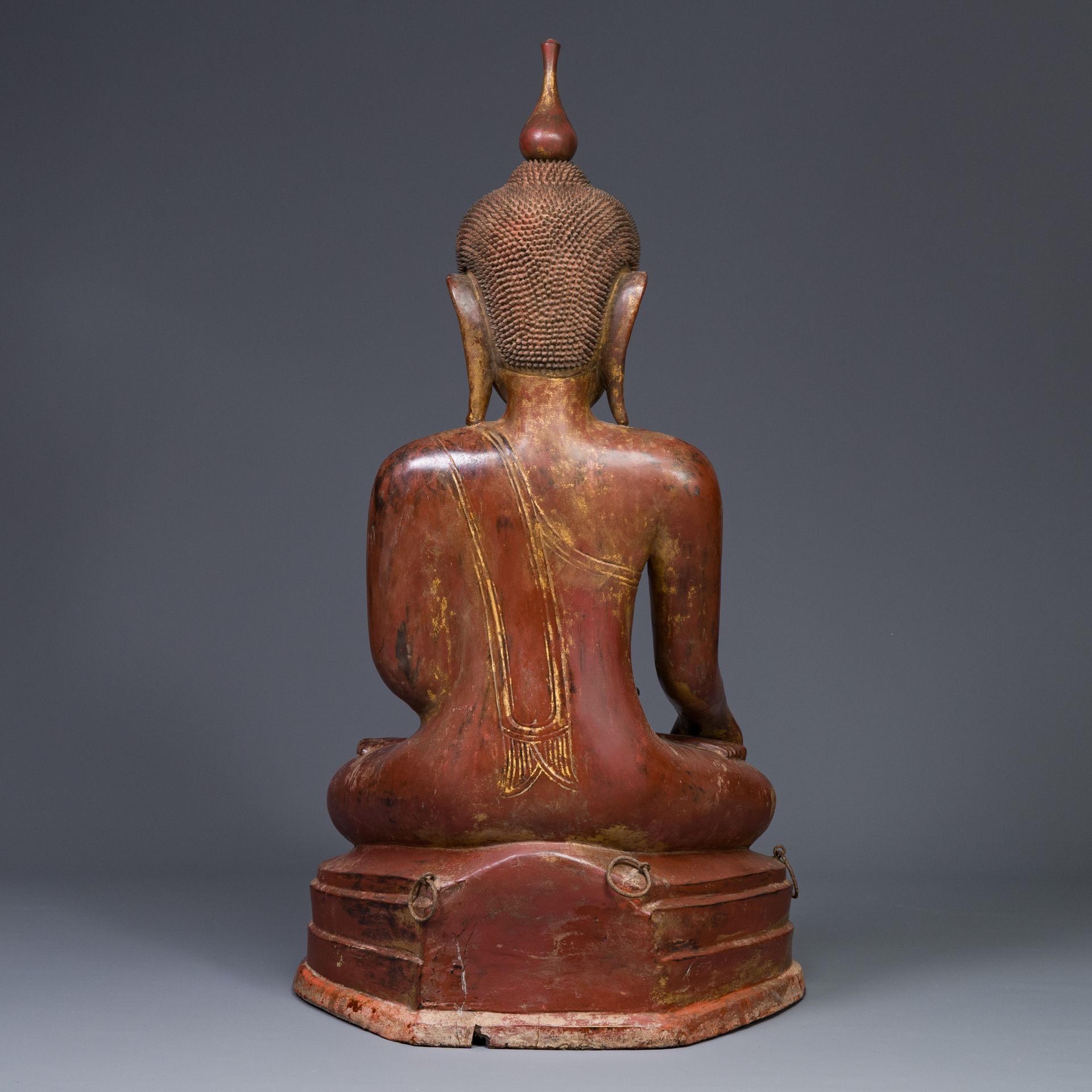 A large Burmese gilded lacquer Buddha in bhumisparsha mudra, 19/20th C. - Image 8 of 18