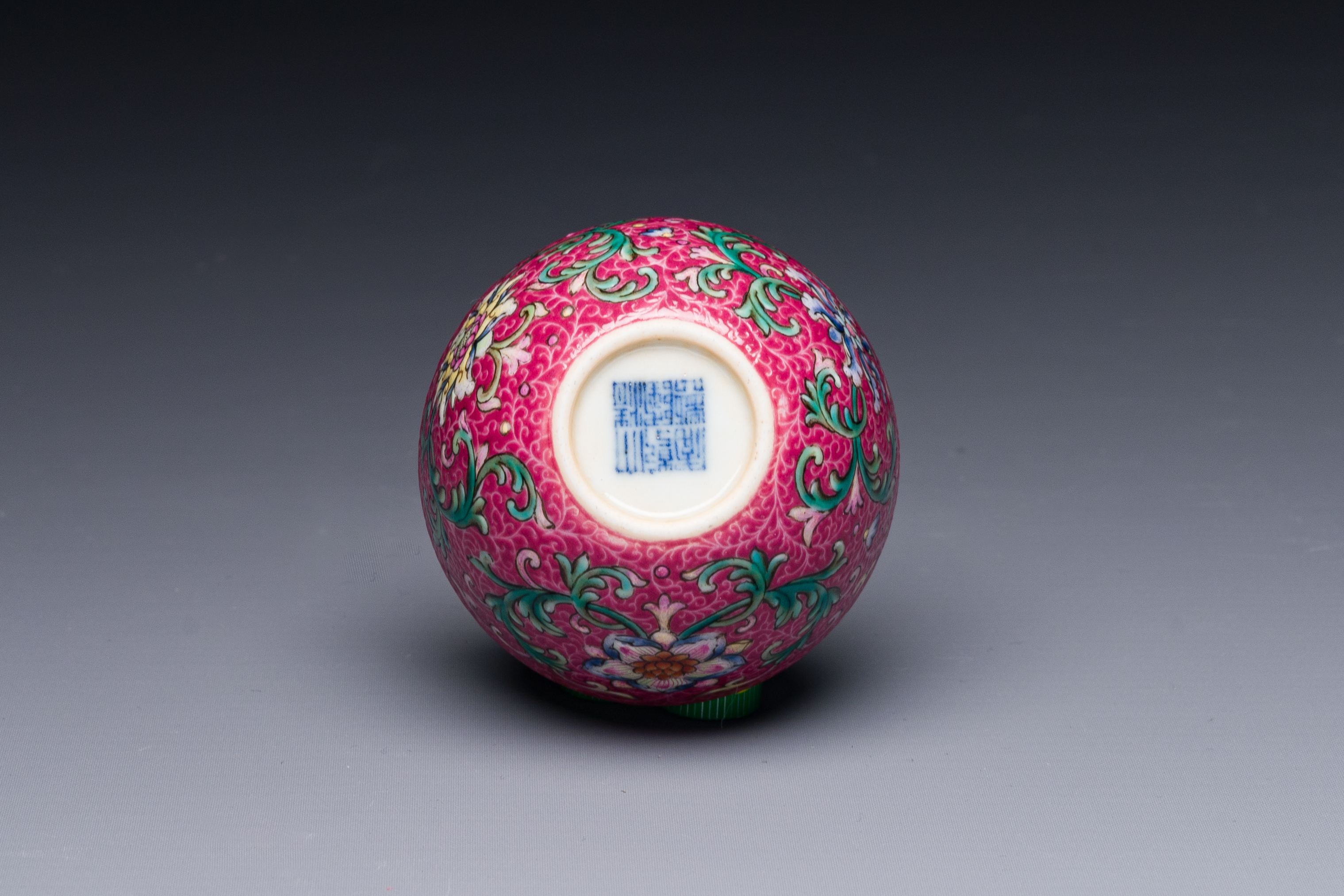 A fine Chinese pink-sgraffito-ground famille rose cup with floral design, Qianlong mark, 19th C. - Image 4 of 4