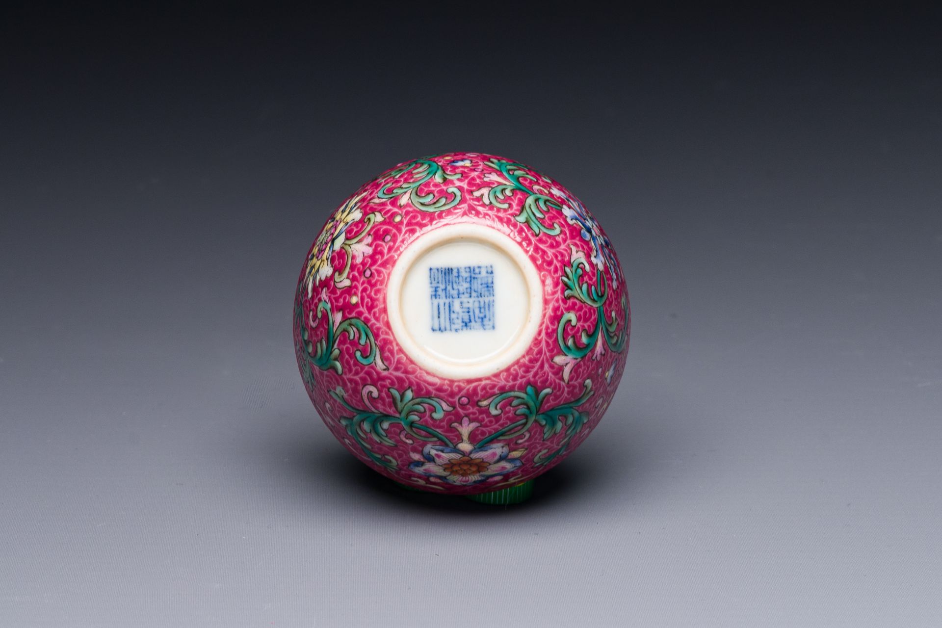 A fine Chinese pink-sgraffito-ground famille rose cup with floral design, Qianlong mark, 19th C. - Bild 4 aus 4