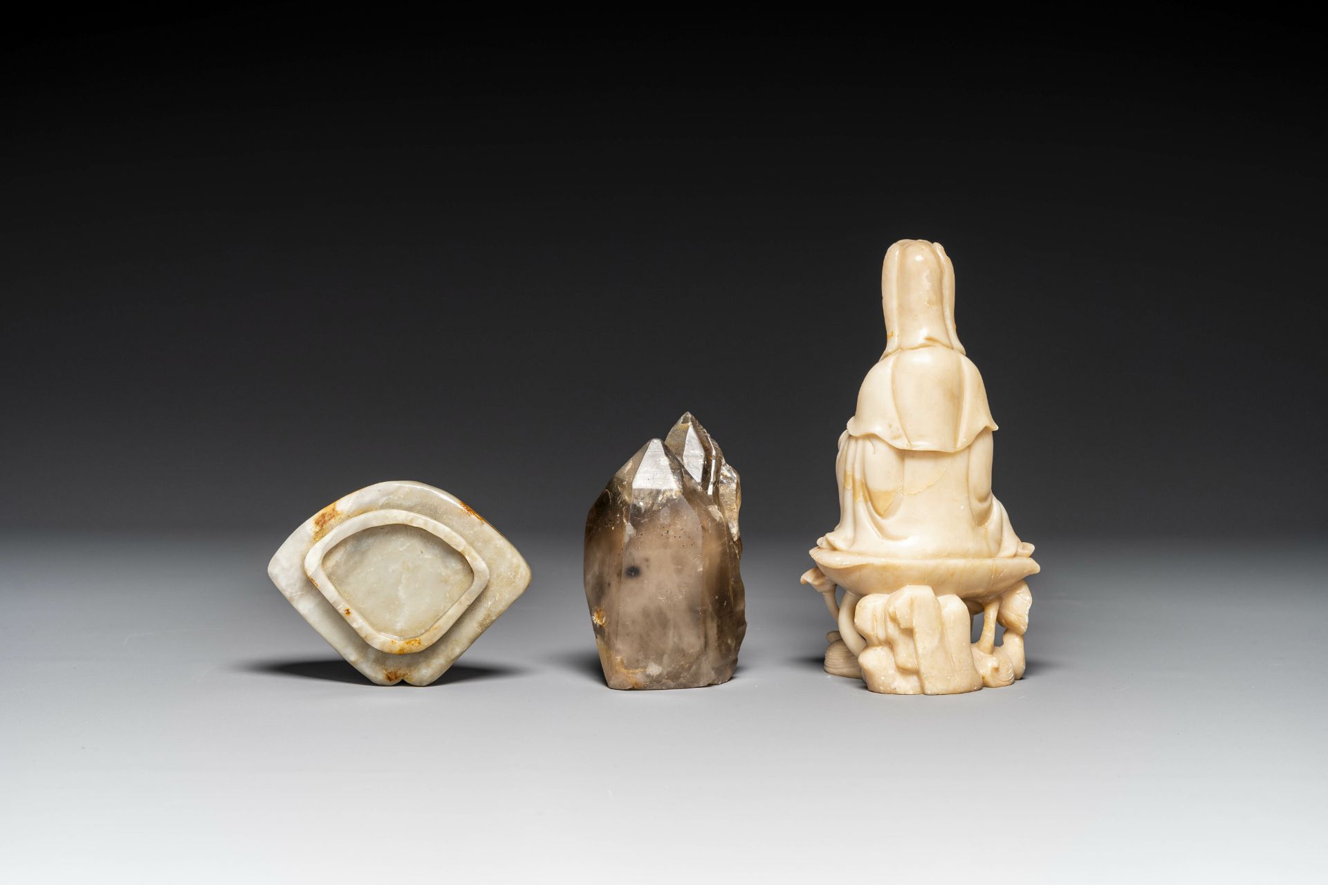 A Chinese soapstone and a crystal figures of Guanyin and a jade 'chilong' plaque, 19th C. - Bild 2 aus 3