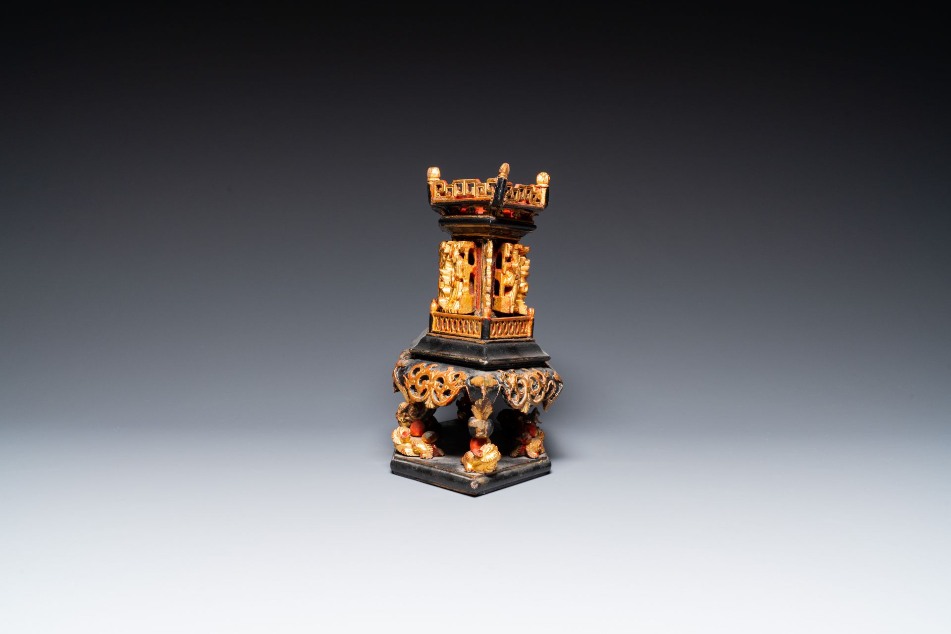 A Chinese gilt lacquer altar piece or 'chanab' for the Straits or Peranakan market, 19/20th C. - Bild 11 aus 13