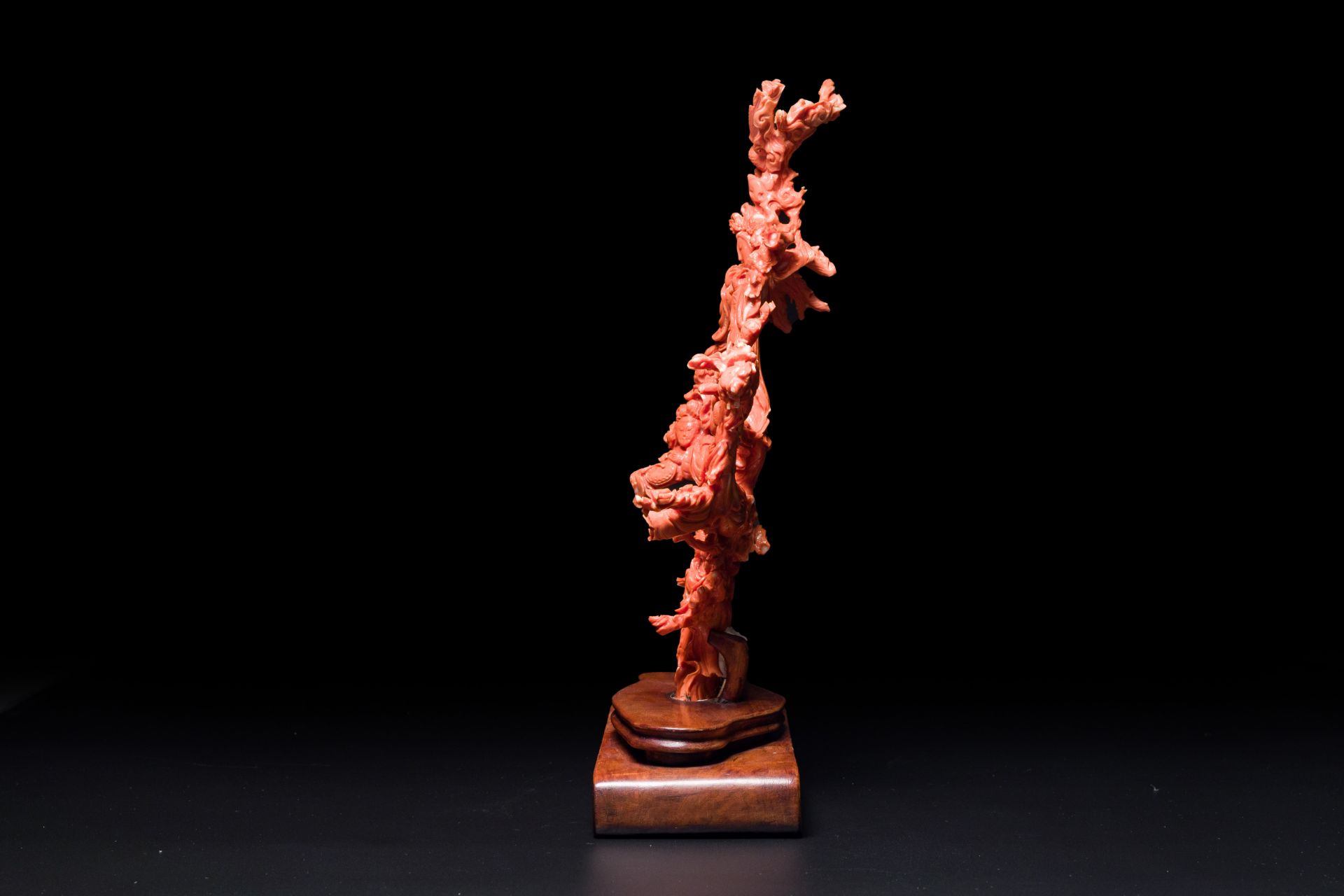 A large Chinese red coral group of female deities among clouds on wooden stand, 19/20th C. - Bild 2 aus 4