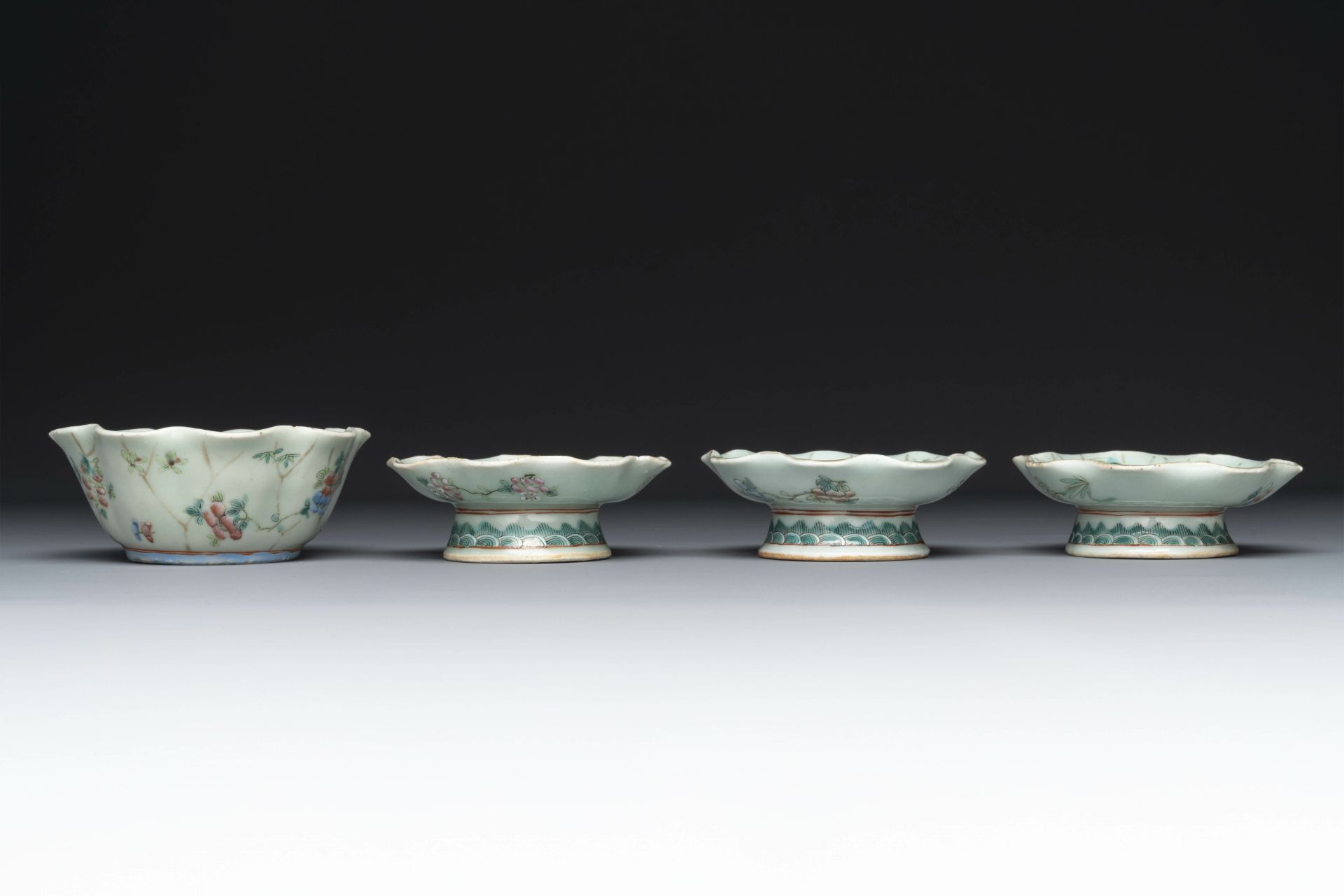 A varied collection of eight pieces of Chinese famille rose porcelain, 18/19th C. - Image 18 of 21