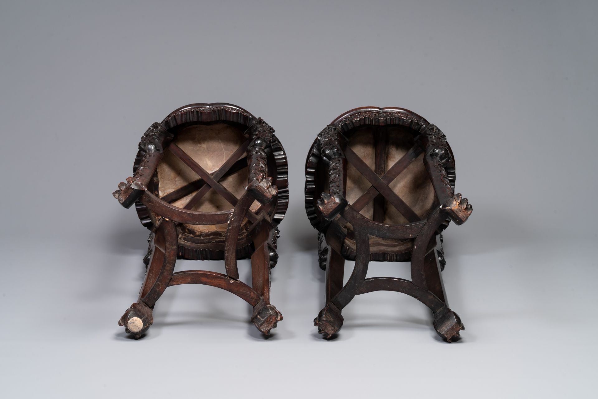 A pair of tall Chinese carved wooden stands with marble tops, 19th C. - Bild 5 aus 5