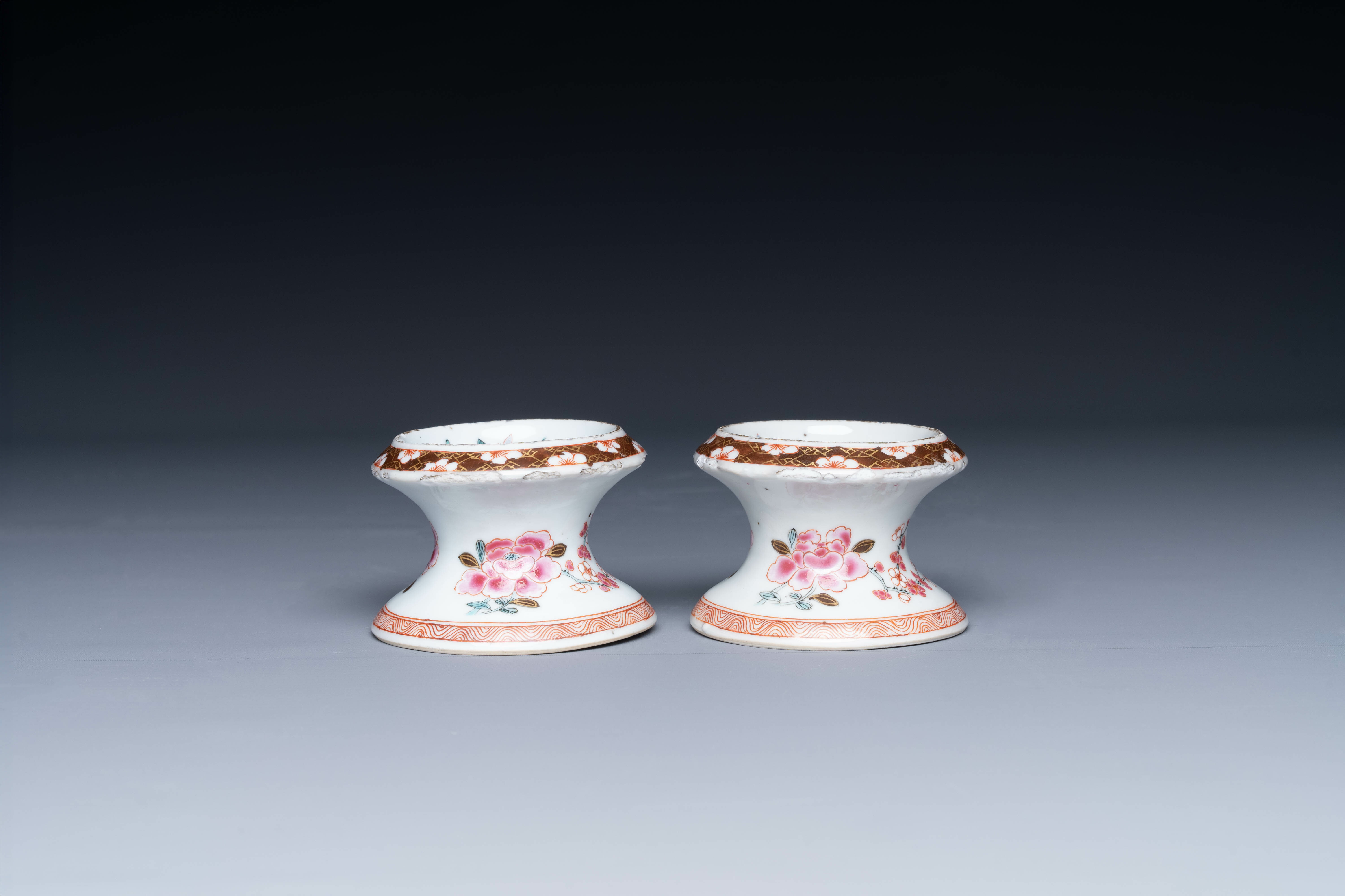 A varied collection of Chinese famille rose and Imari-style porcelain, Yongzheng and later - Image 18 of 21