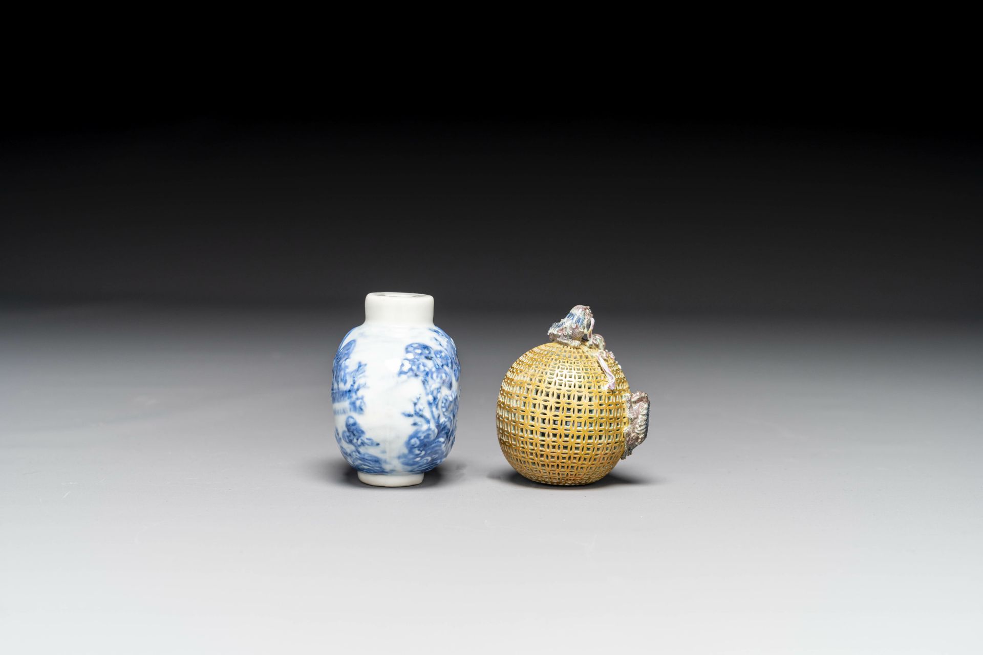 A Chinese blue and white snuff bottle and a famille rose openworked ball, 19th C. - Image 3 of 7