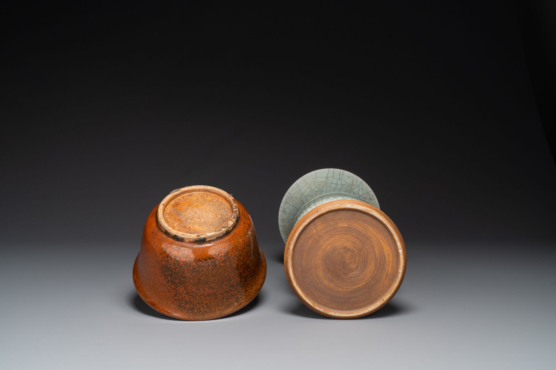 A Chinese ge-type 'gu' vase and an iron-rust-glazed bowl, 19th C. - Bild 4 aus 4